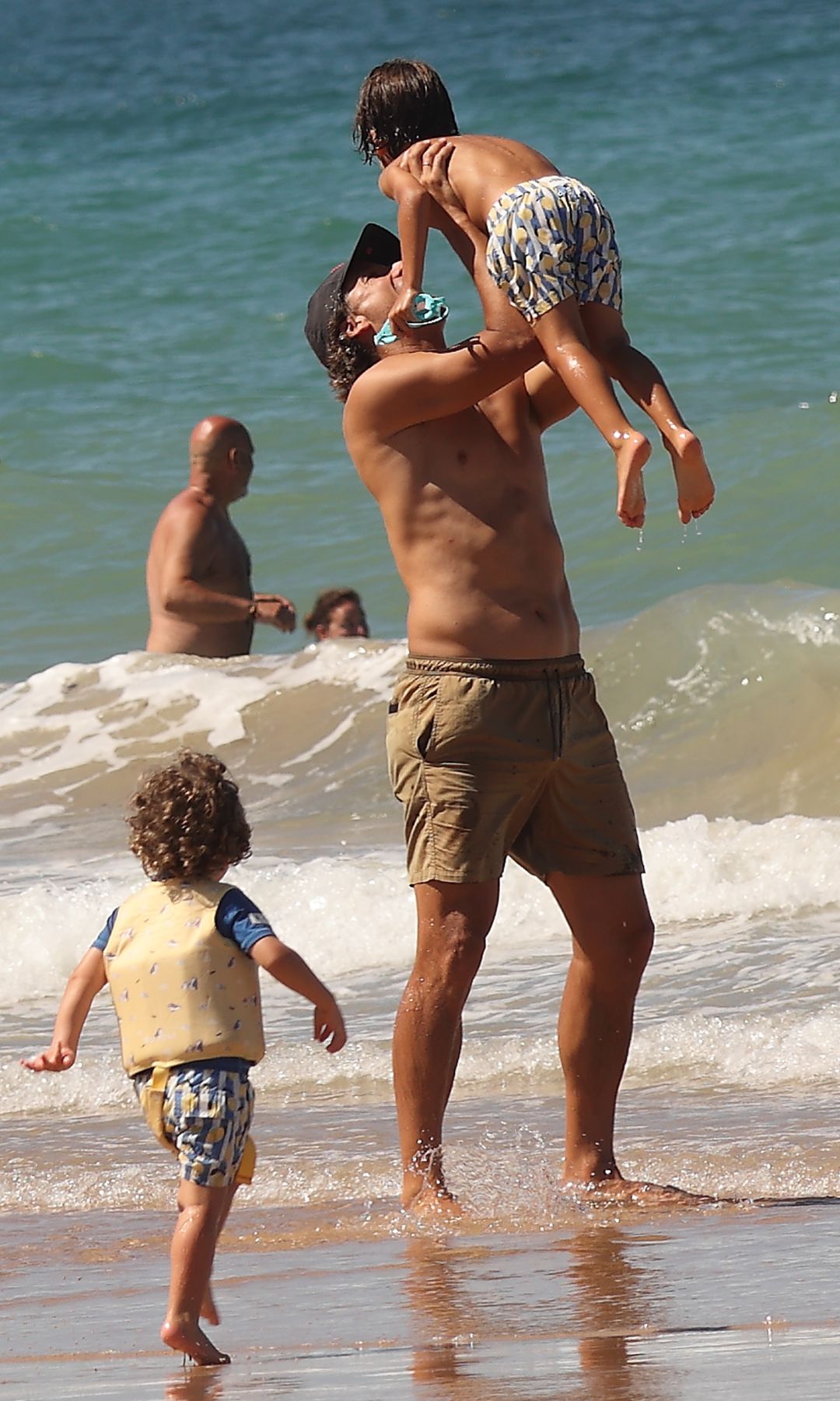 Feliciano, feliz junto a su hijo mayor en el mar