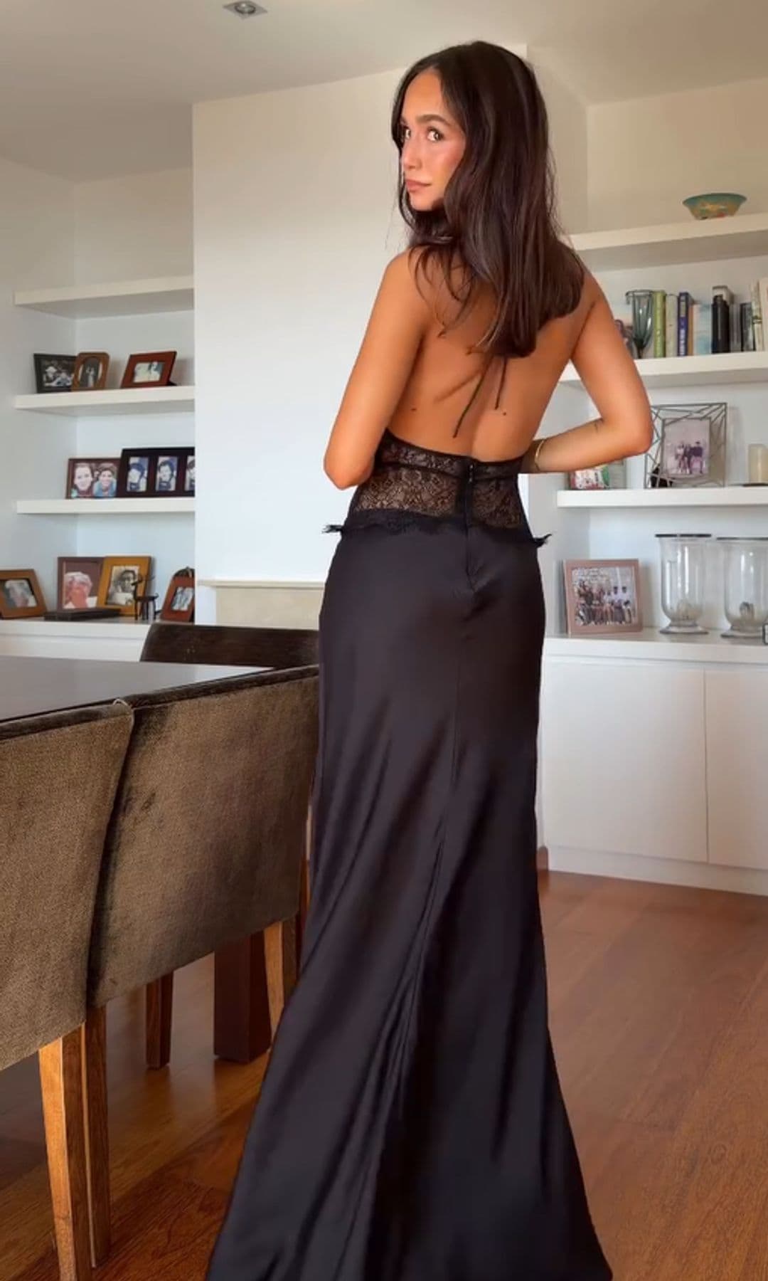 Blanca Arimany en una boda con vestido negro de encaje
