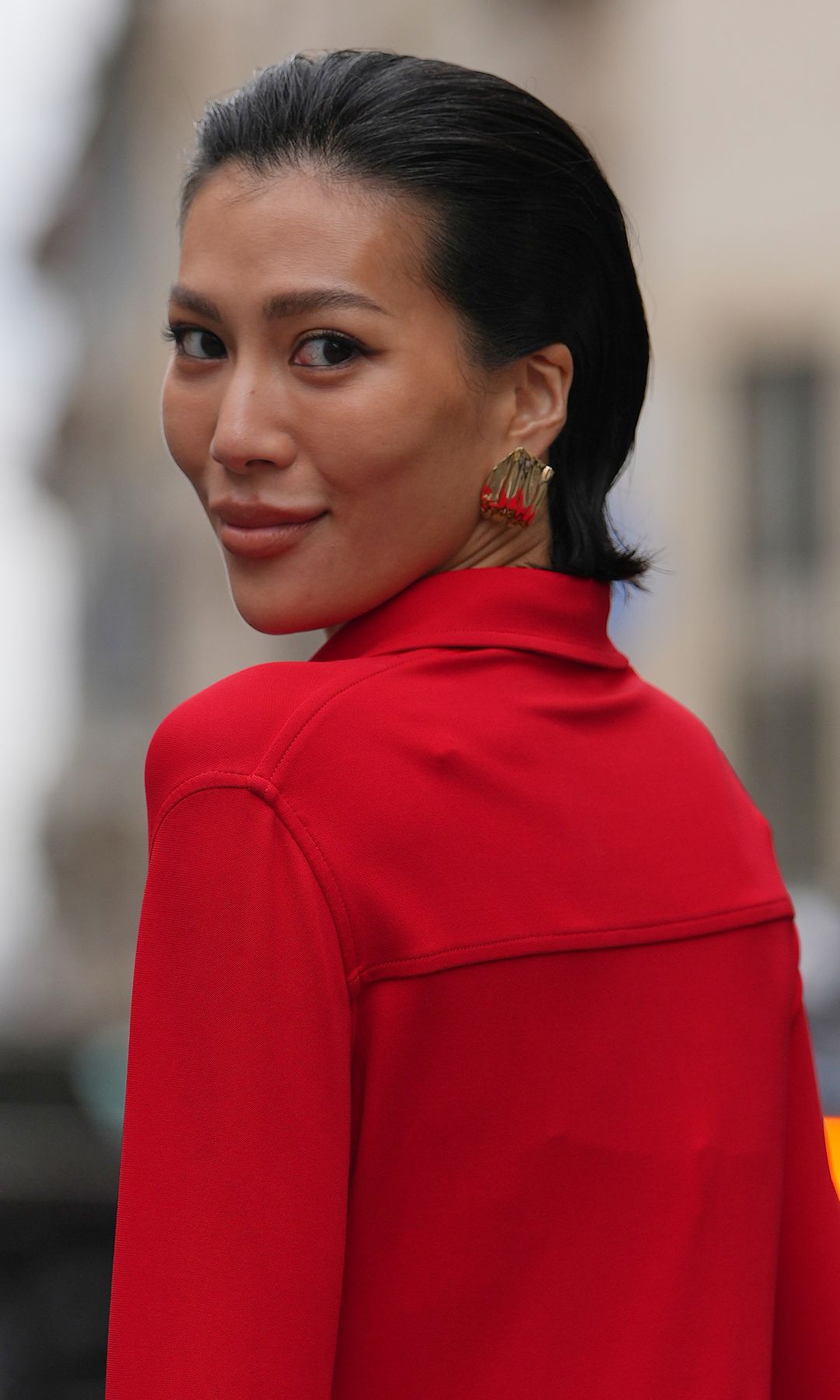  Mujer con cabello efecto mojado