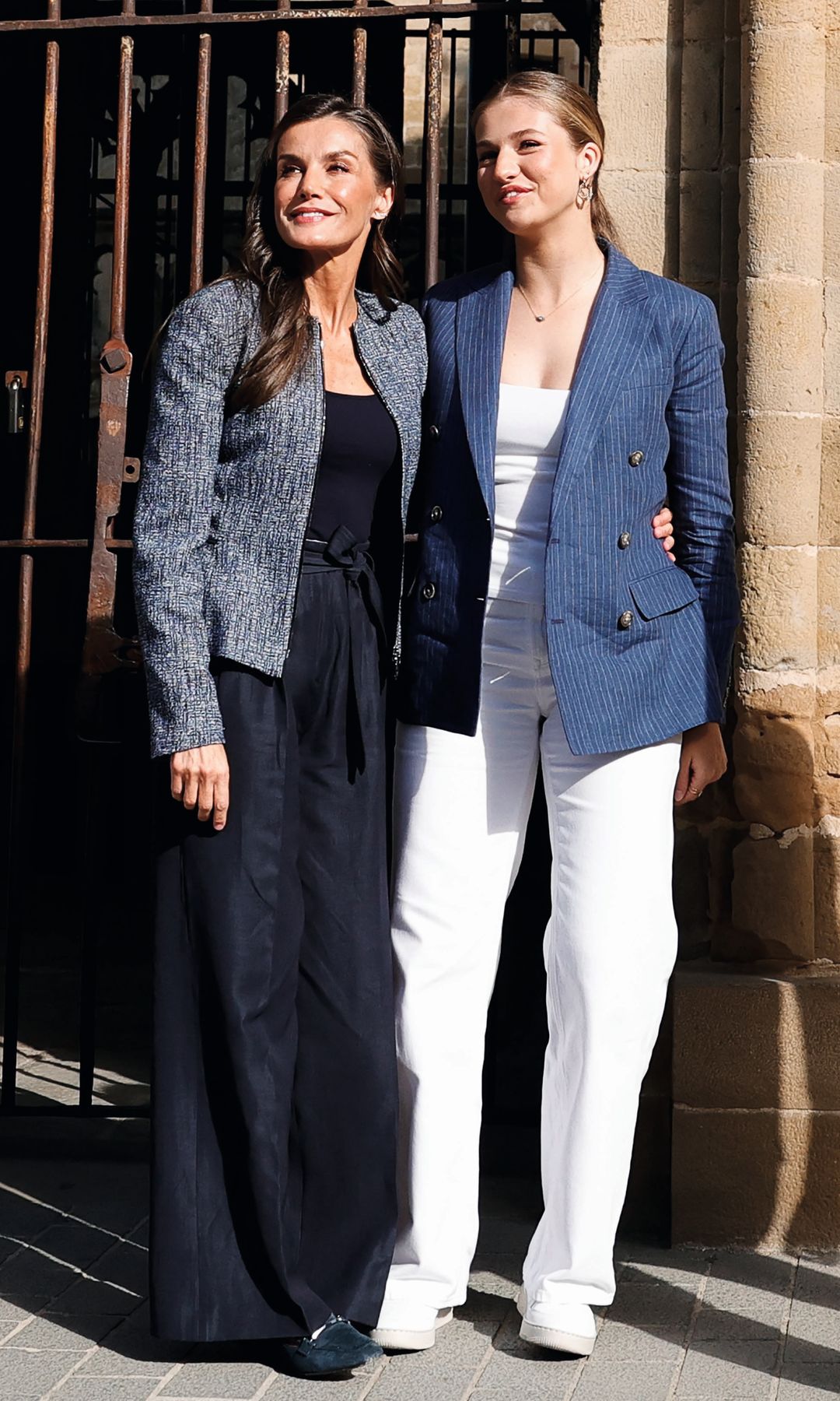 La Reina Letizia, que apostó todo al azul y rescató una chaqueta de "tweed" azul de Hugo Boss y la combinó con top, pantalones de corte ancho y mocasines de ante planos. La princesa Leonor, que recibió el cariño de los vecinos de la localidad, optó por una chaqueta azul de raya diplomática, aunque en otro estilo: una "blazer" de lino, de Ralph Lauren, combinada con pantalón blanco y zapatillas del mismo tono