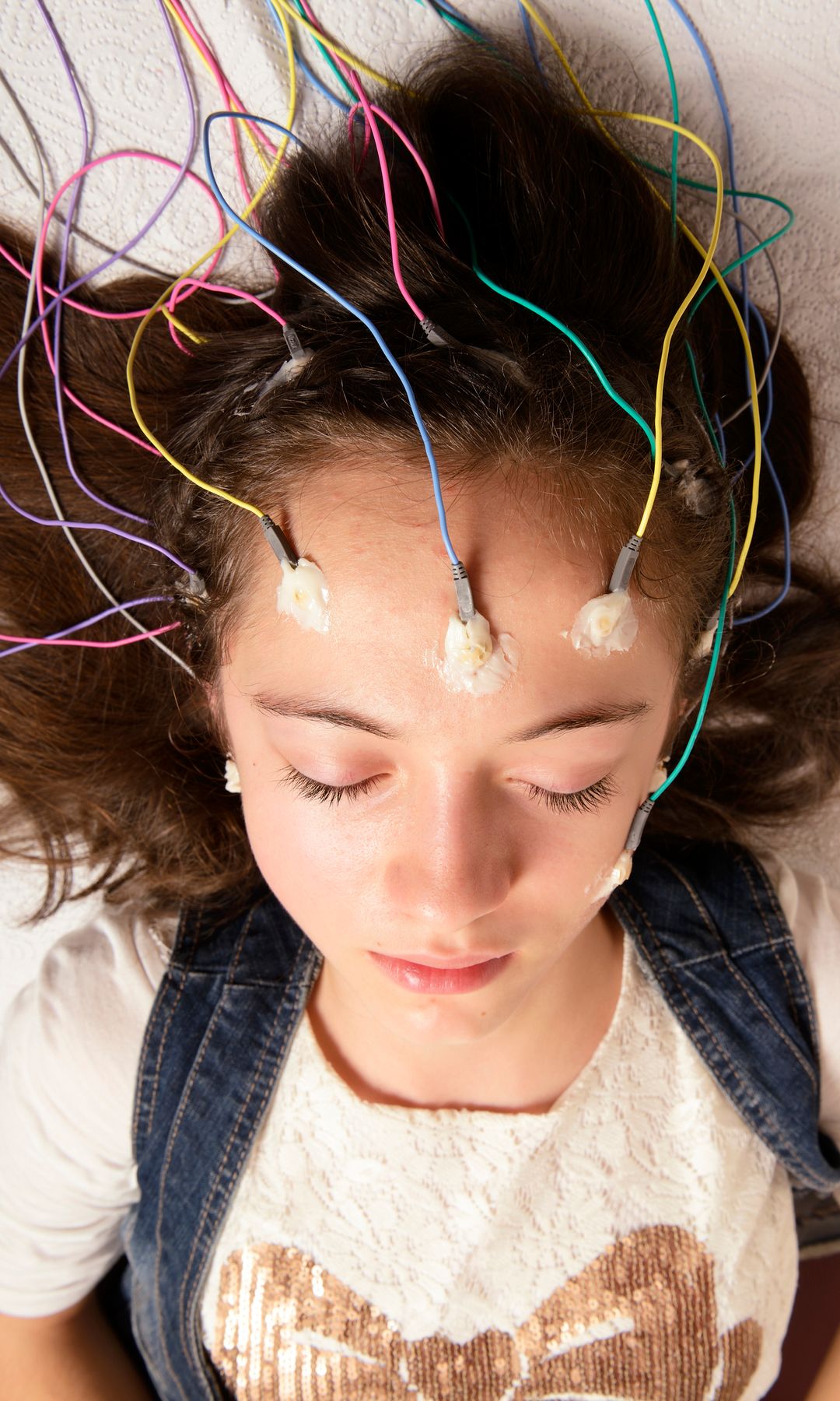 Niña con electrodos en la cabeza