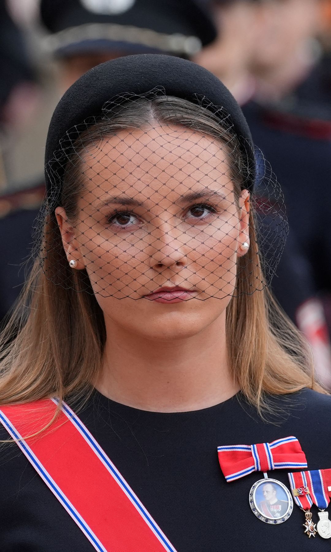 La princesa heredera homenajea a su abuela Sonia emulando su icónico look de la proclamación de Harald V hace 35 años