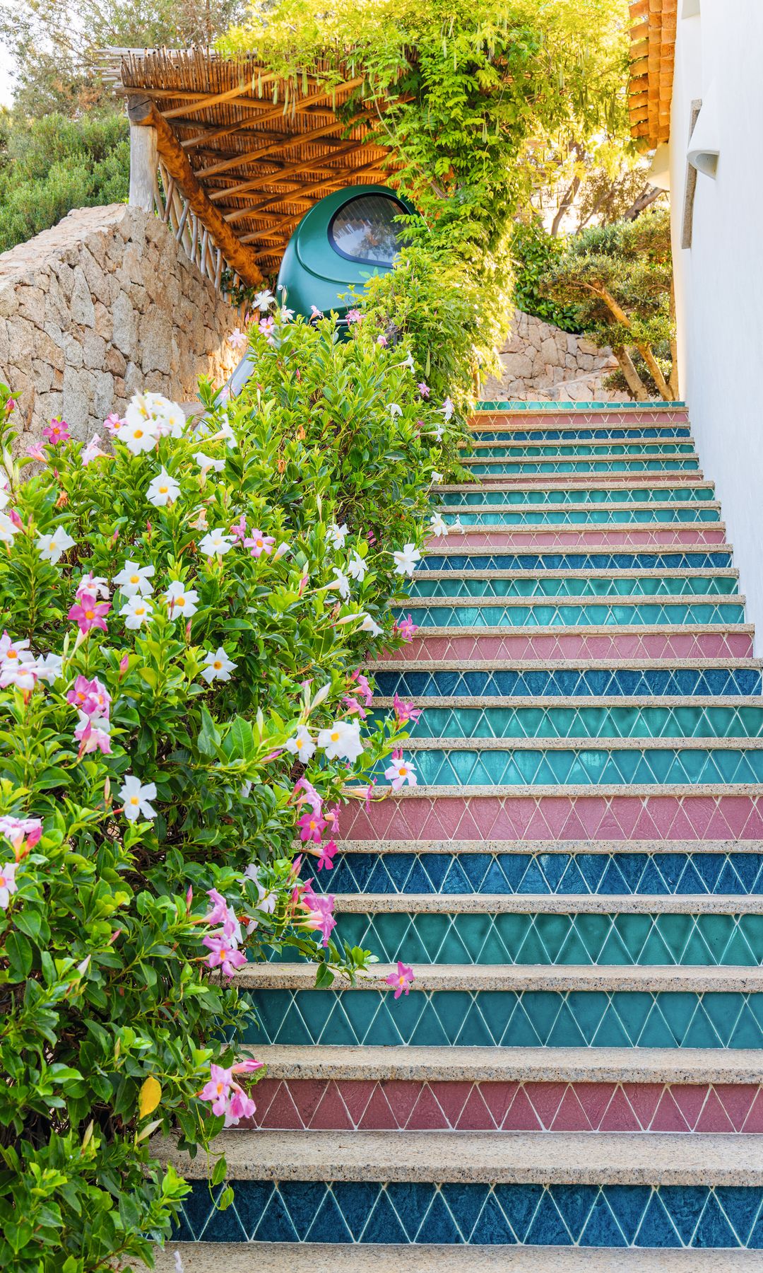 ENTRAMOS CON MARIANGELA LEONE JAMAL EN SU IMPRESIONANTE VILLA DE VERANO EN CERDEÑA, RODEADA DE VEGETACIÓN Y CON VISTAS AL EXCLUSIVO PUERTO DEPORTIVO DE PORTO CERVO
