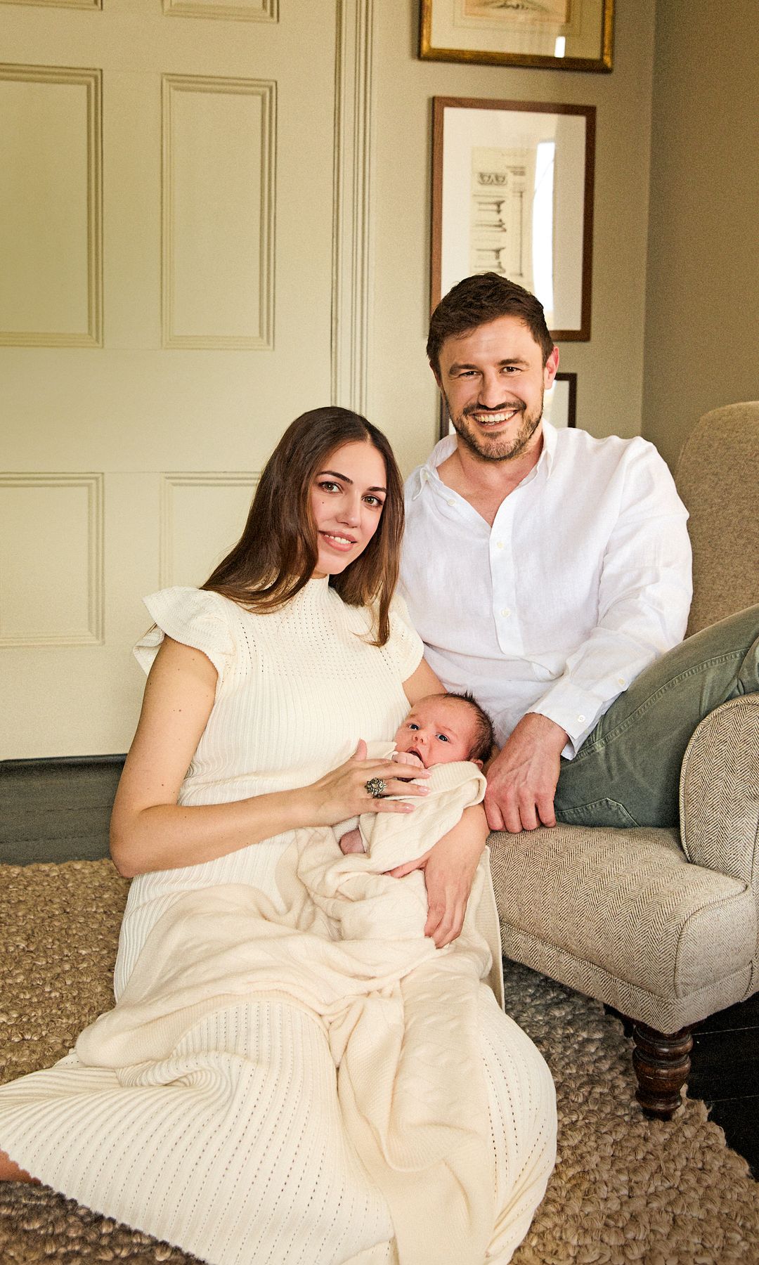 Amber y Ben, escritor y exjugador de "rugby", posan con el pequeño Sasha, quien llega para sellar su relación de tres años