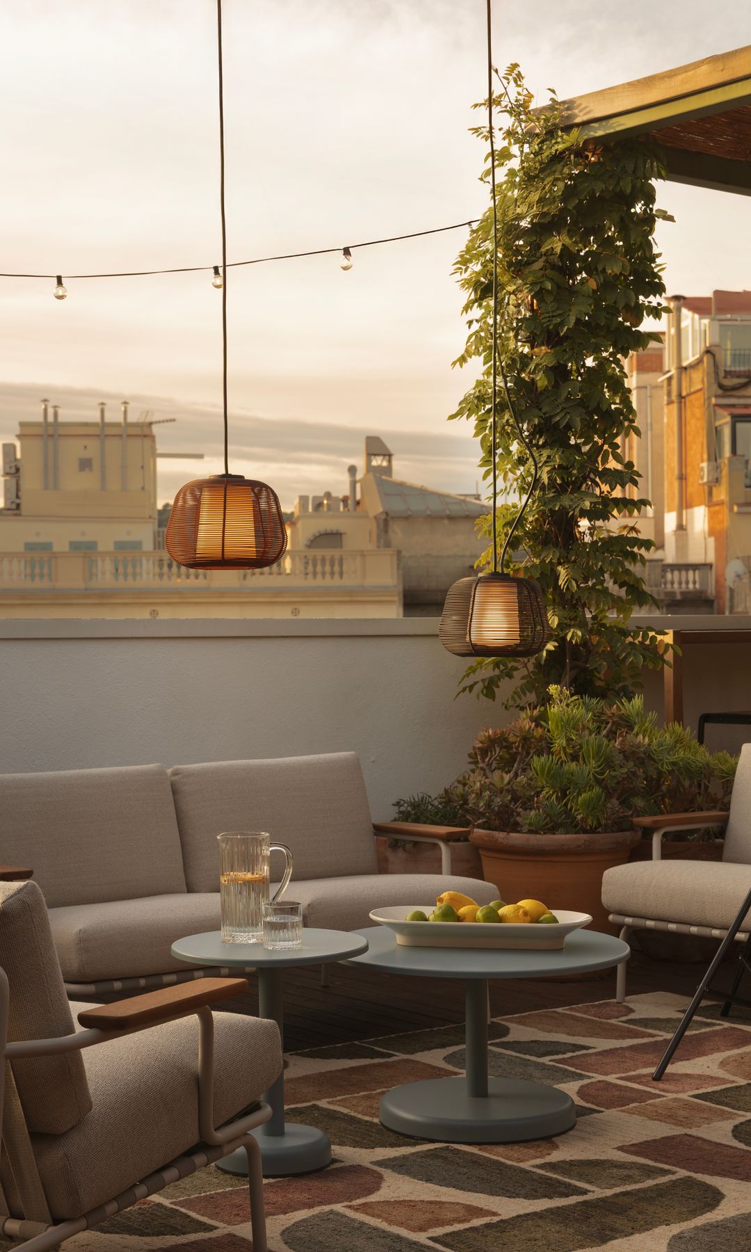 Luminaria de exterior Narita de Faro Barcelona en una terraza