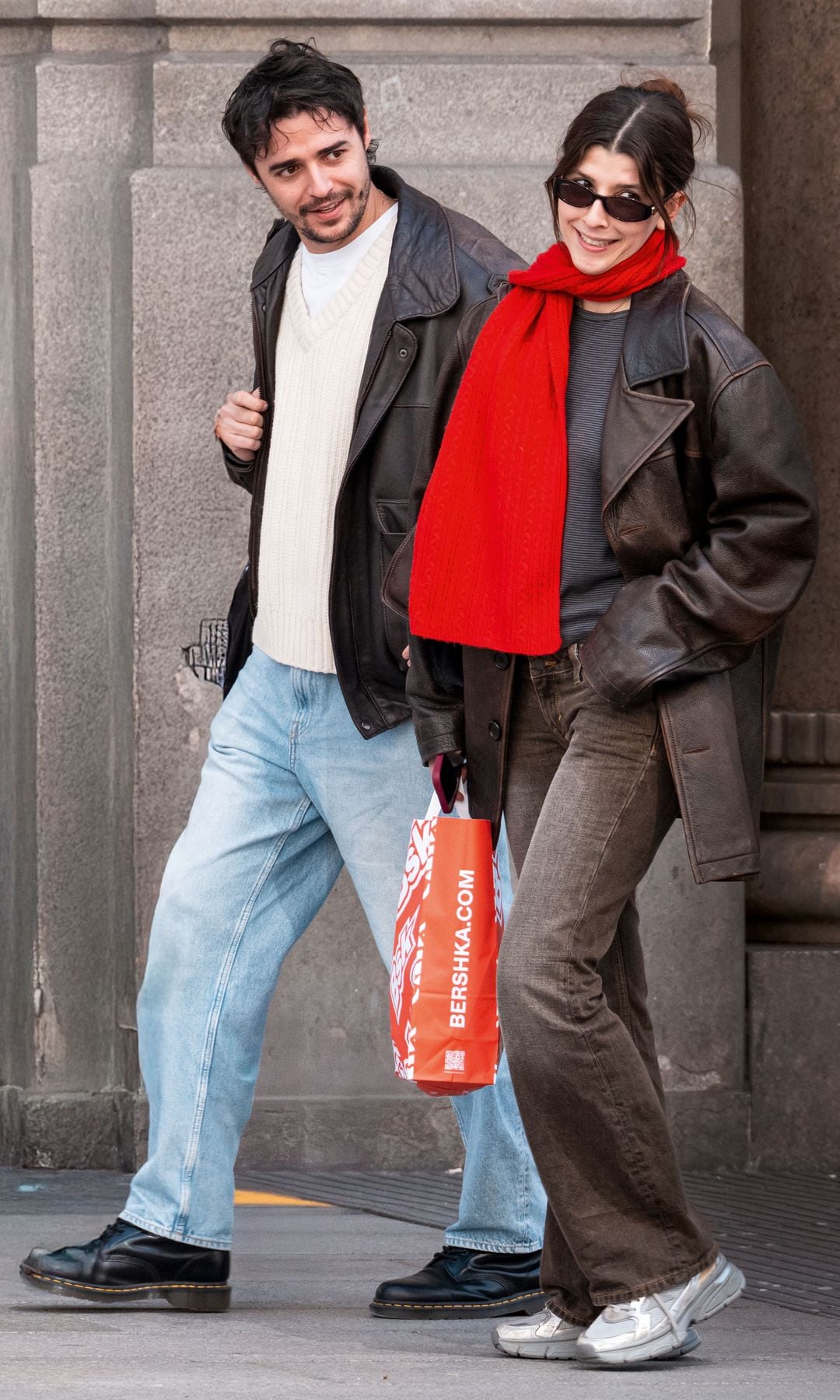 Mafalda de Bulgaria, hija de Rosario Nadal y Kyril de Bulgaria, y Miguel Ángel Martín Maoño, disfrutando de un paseo por las calles de Madrid que aprovecharon para hacer algunas compras. 