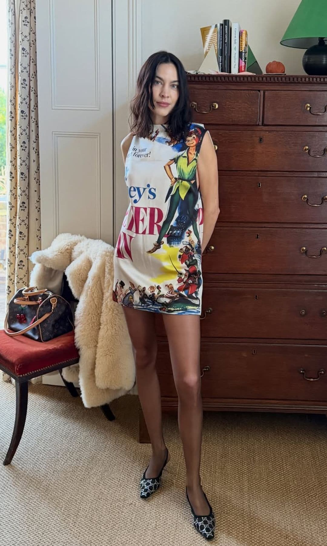 Alexa Chung celebra la Navidad con un vestido de Peter Pan de Zara (y vuelve a demostrar por qué es la 'it girl' británica)