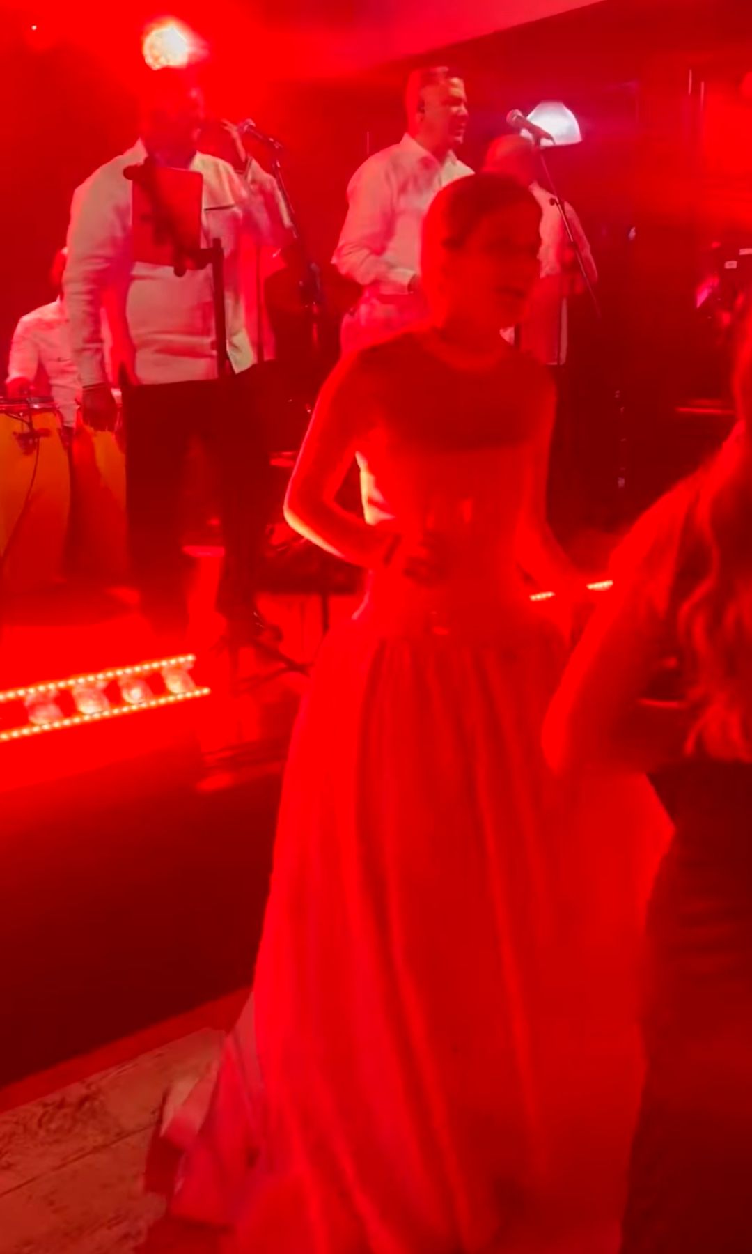 La novia, bailando con la música en directo de la banda 4.40