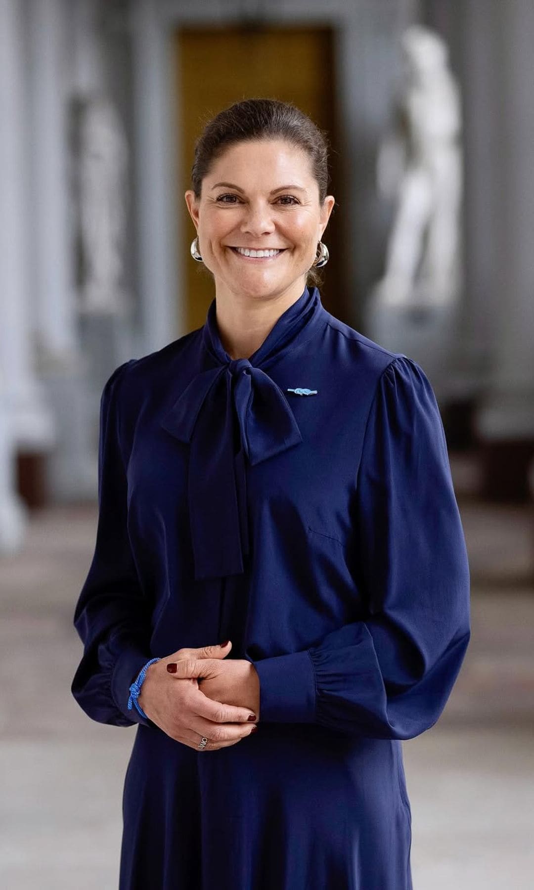 victoria de suecia blusa azul marino lazo