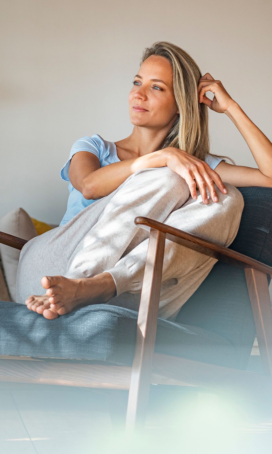 Mujer sola y pensativa en su habitación