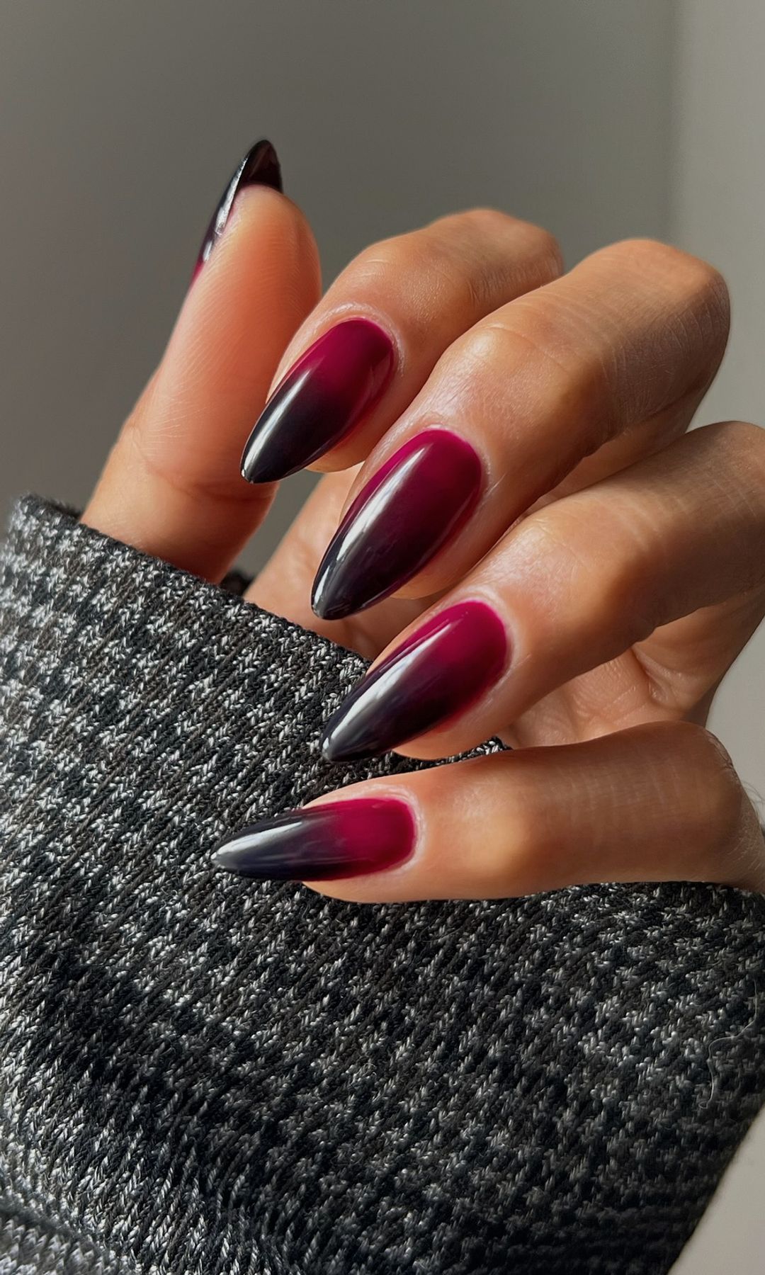 Manicura burdeos con efecto degradado en negro 