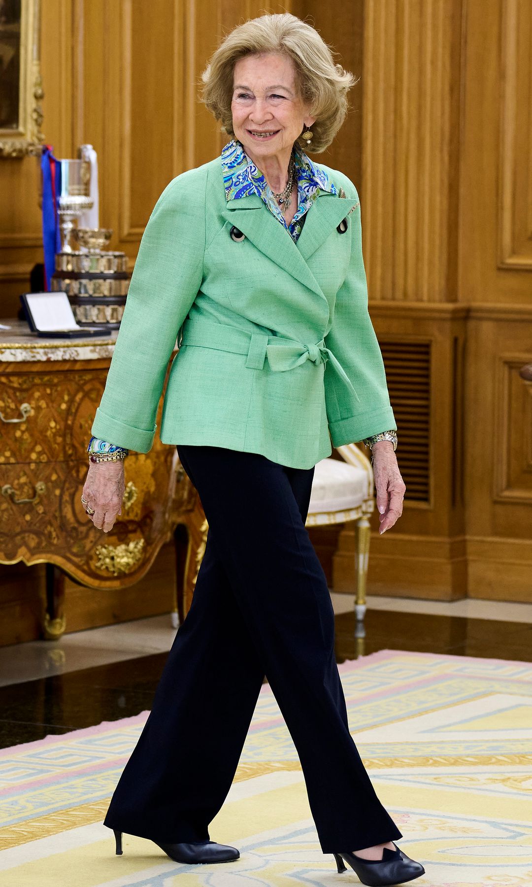La reina Sofía en la Zarzuela con chaqueta verde y pantalón negro