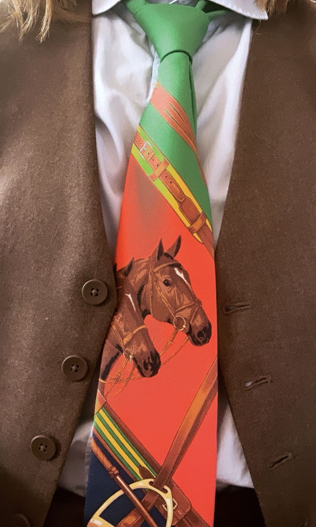 INSTANTÁNEAS DE UN DÍA
Arriba, mercado de flores en Notre Dame y yo, durante el concurso Saut Hermès en el Grand Palais. Sobre estas líneas, detalle de mi corbata de Ralph Lauren y, a la derecha, puesto de ostras callejero en Le Marais