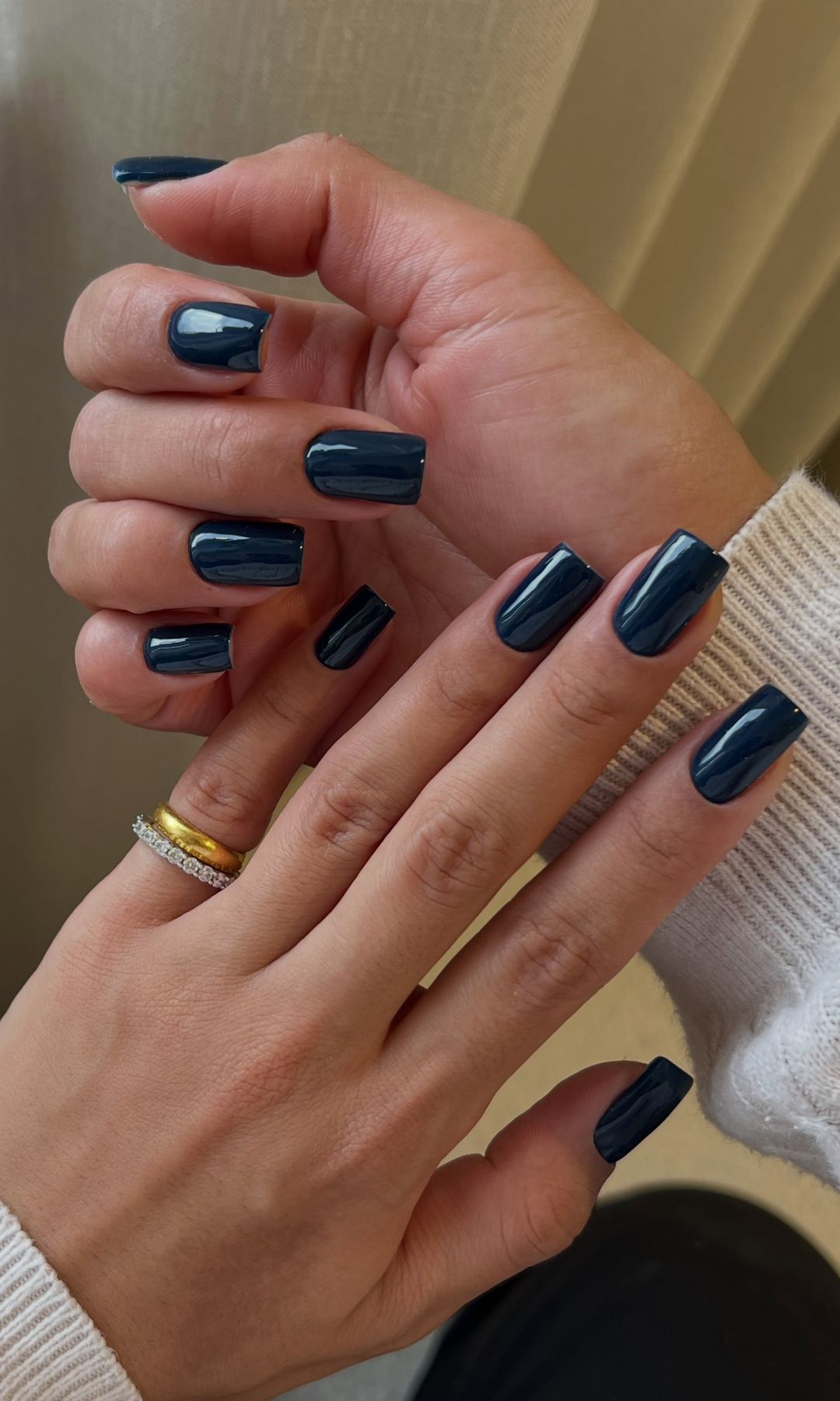 Manicura en azul marino