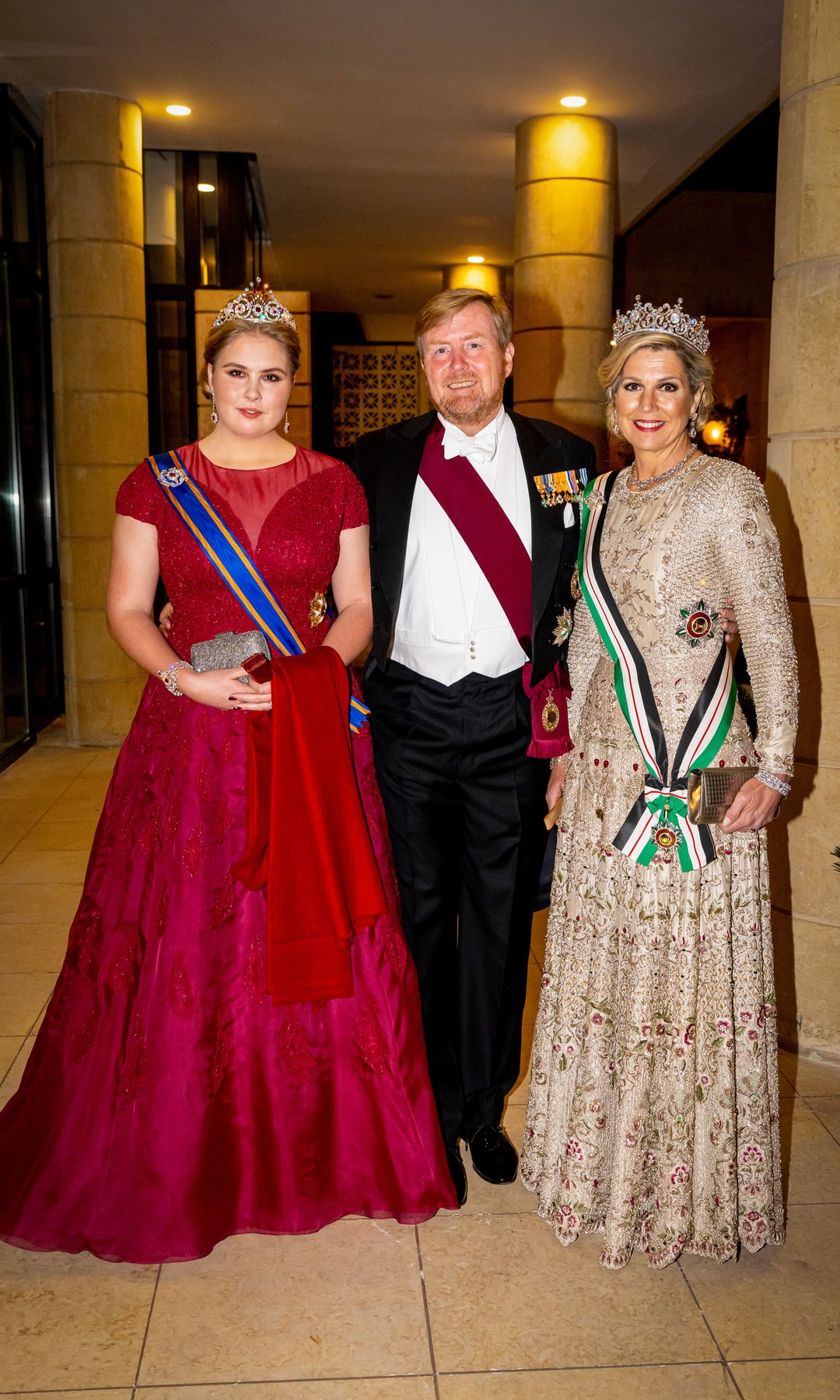 Amalia de Holanda con vestido rojo de gala en la boda de Hussein de Jordania