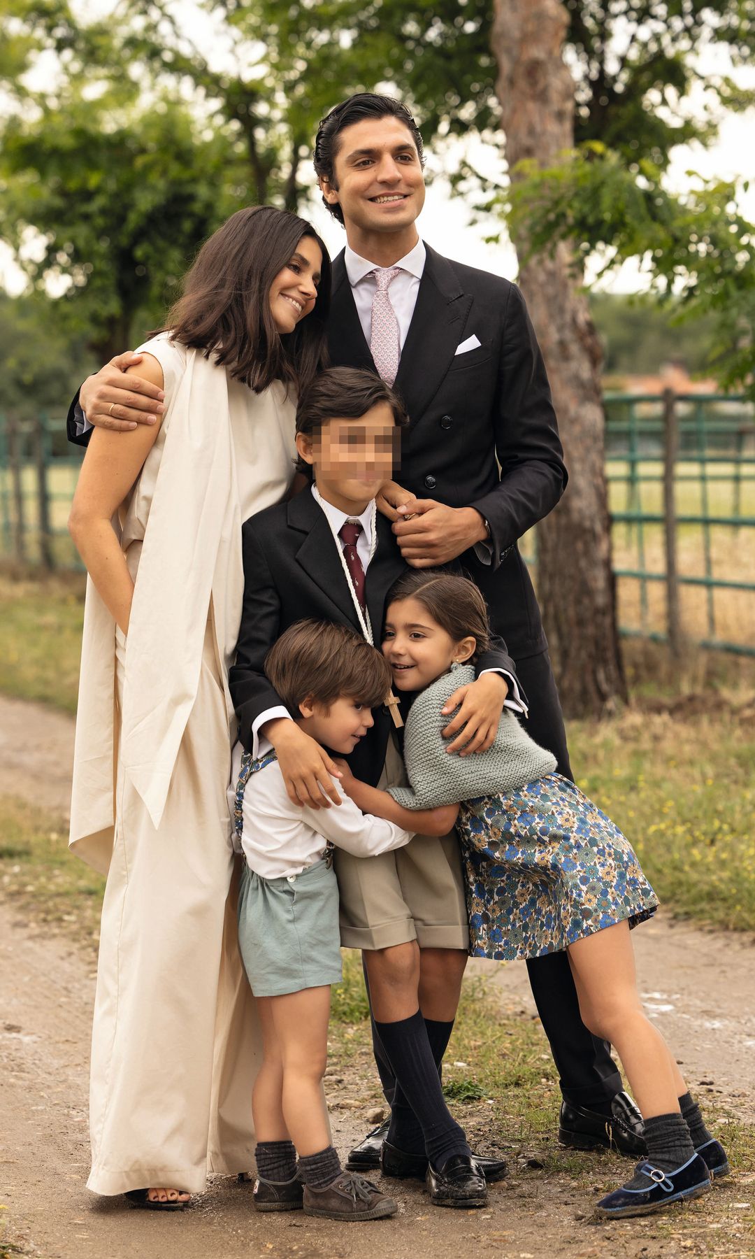 A sus diez años, Tomi ha dado este importante paso, en su colegio, y después lo celebraron en el campo, rodeados de familia y amigos.