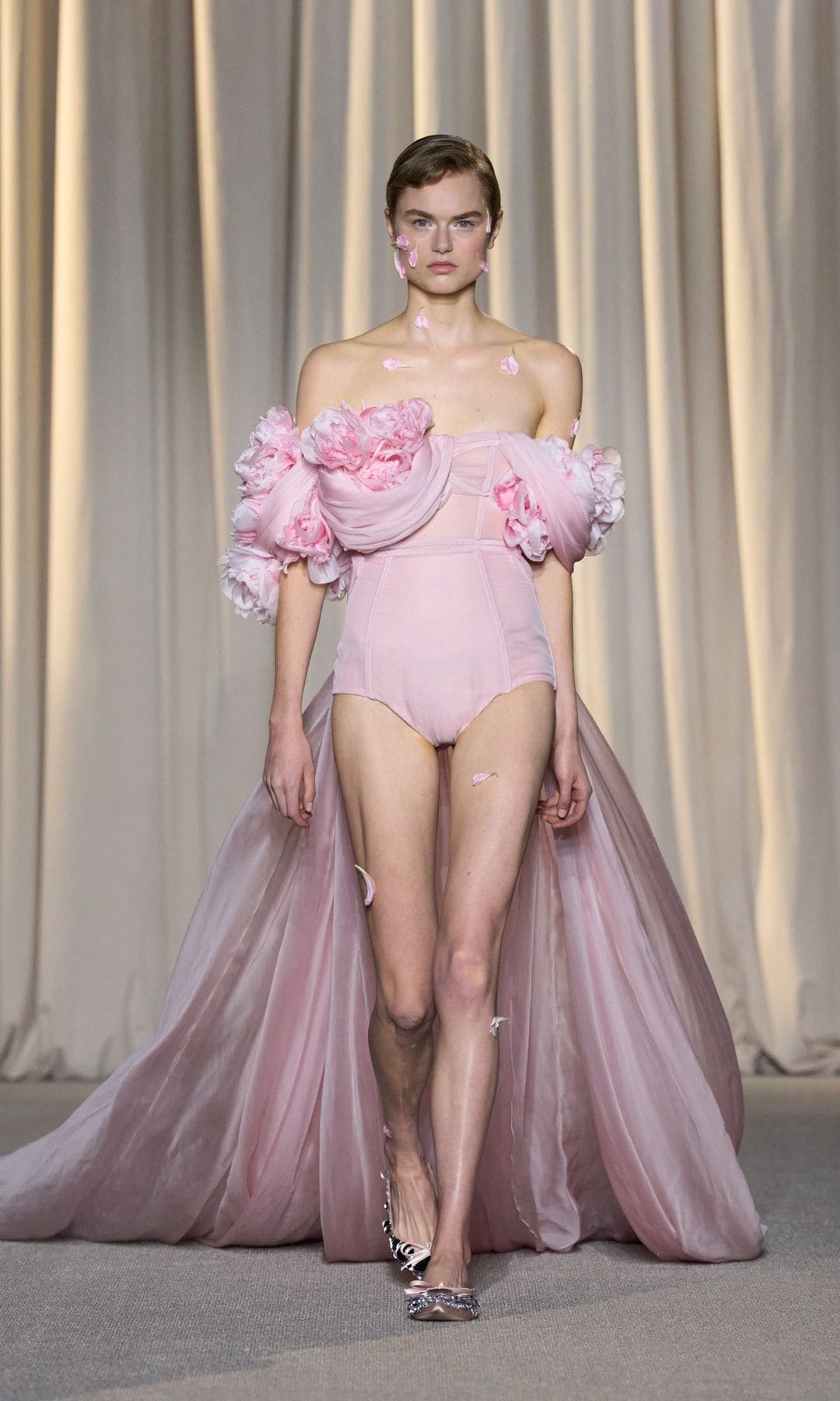 Sasja van der Jagt, para Giambattista Valli Alta Costura