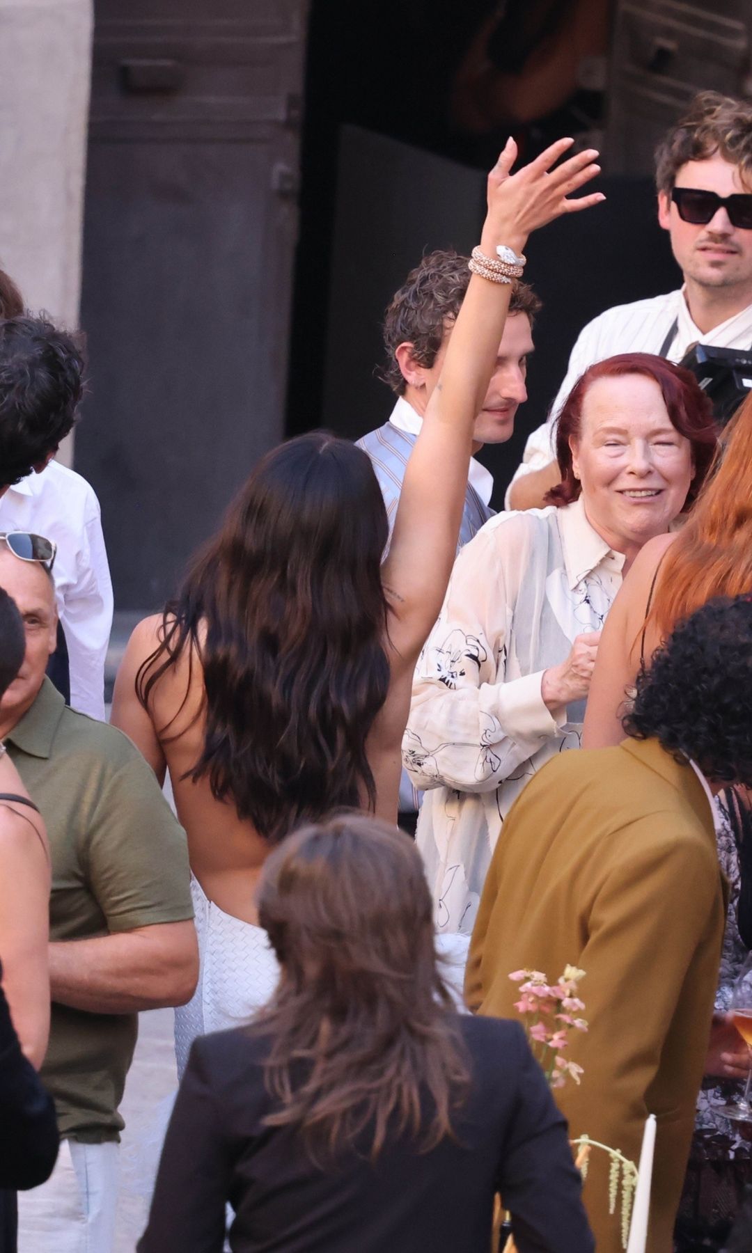 La joyería que acompañó a Dua Lipa fue tan radiante como su look.