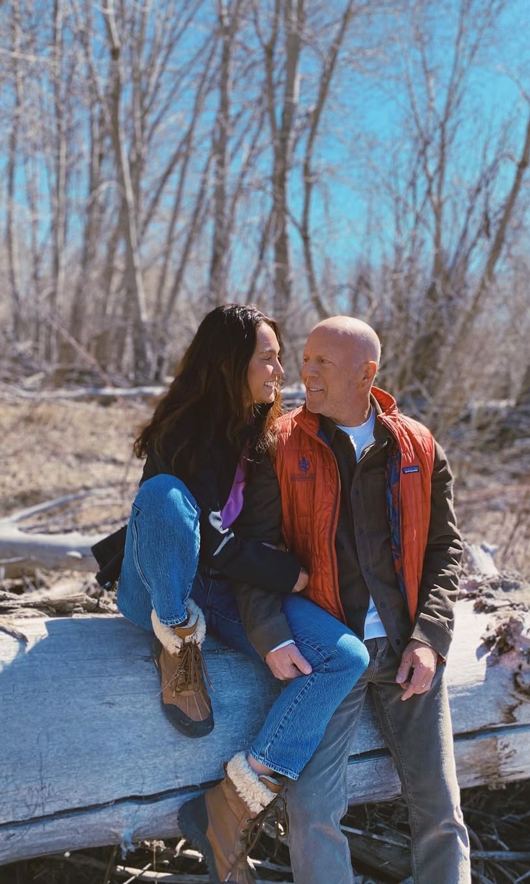 Bruce Willis y Emma Heming disfrutando de una tarde de invierno en el campo