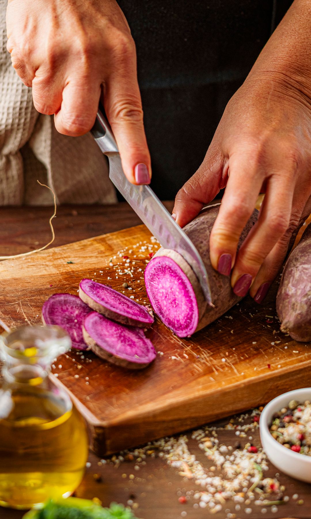 Mujer preparando un boniato japonés morado