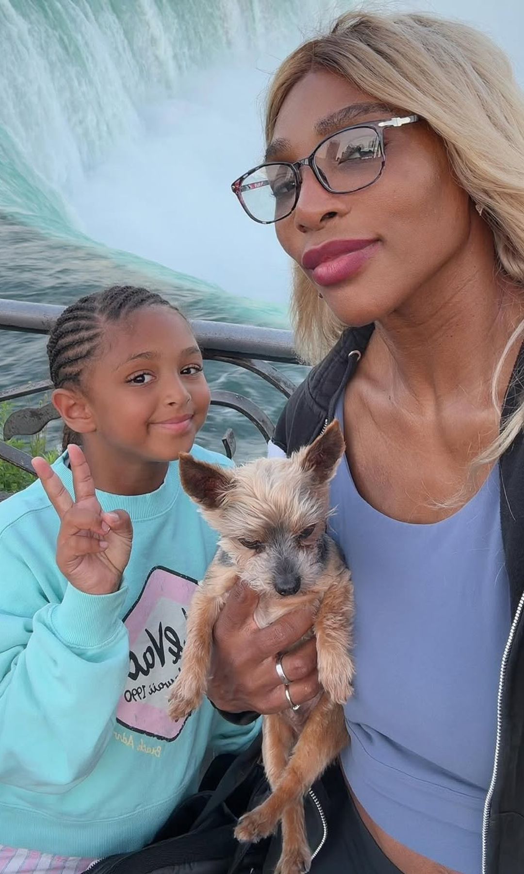 Serena Williams posando con su hija