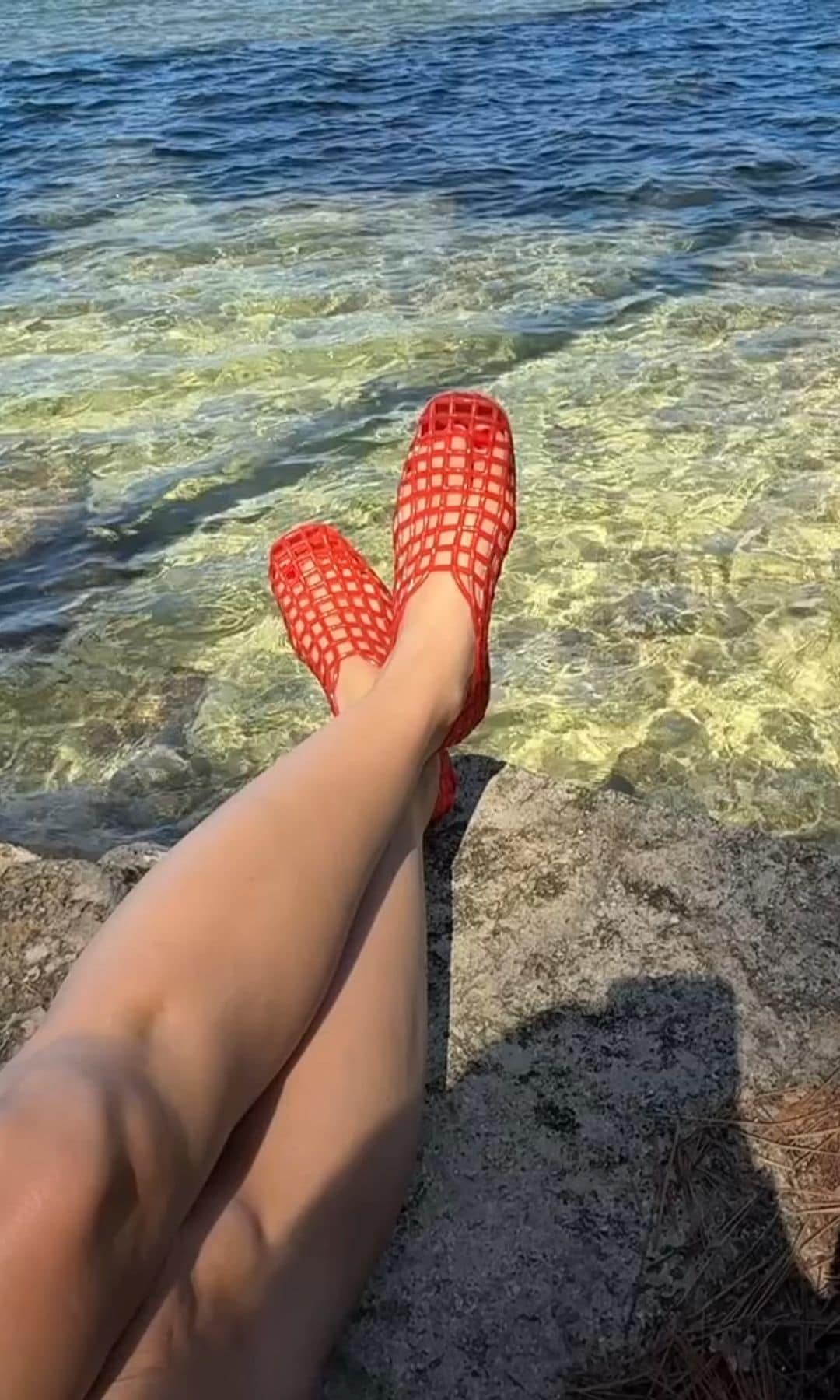 El verano que Isabelle Junot le declaró la guerra a los tacones: su colección de calzado cómodo para seguir siendo una chica cool