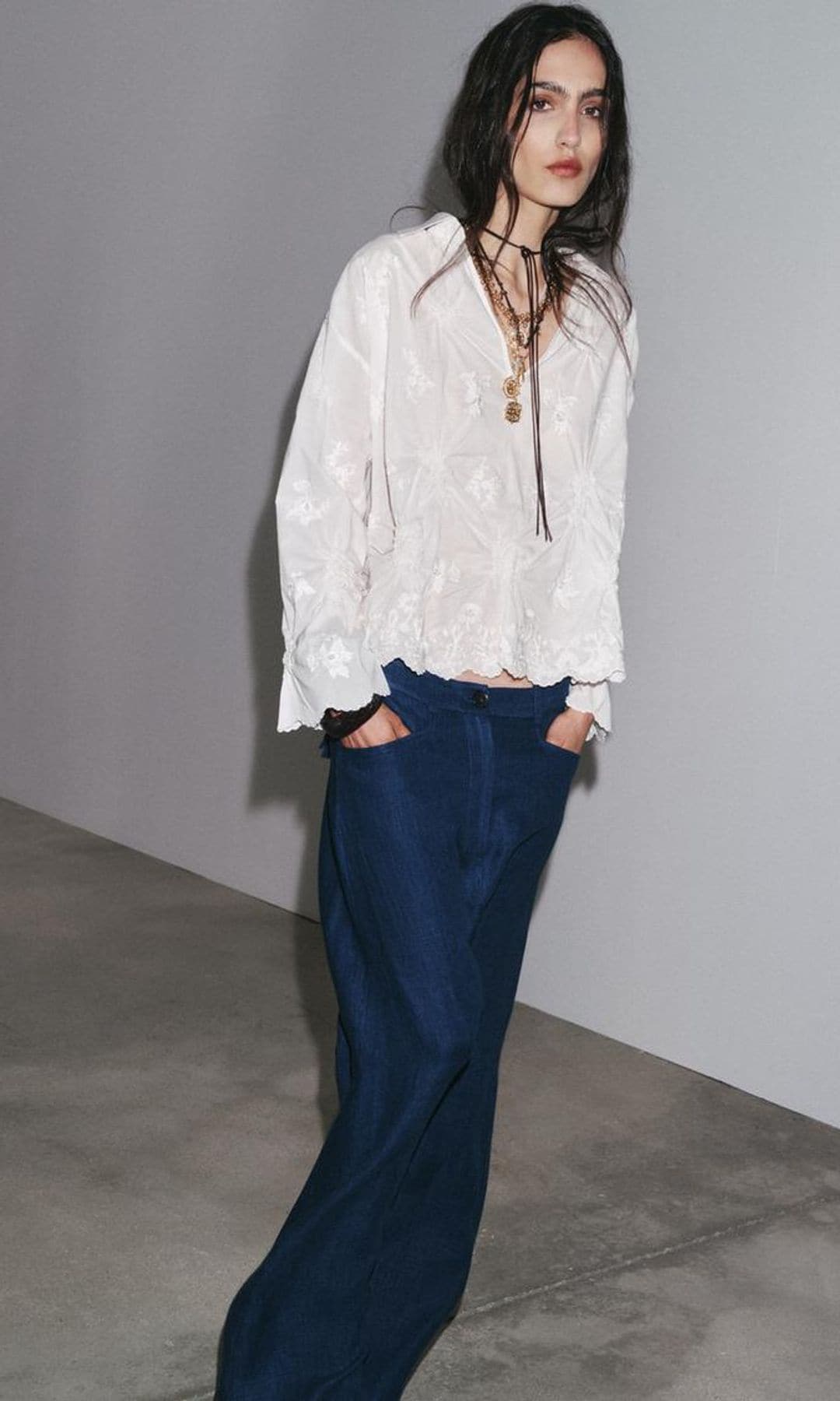 camisa con fruncidos y bordados blanca