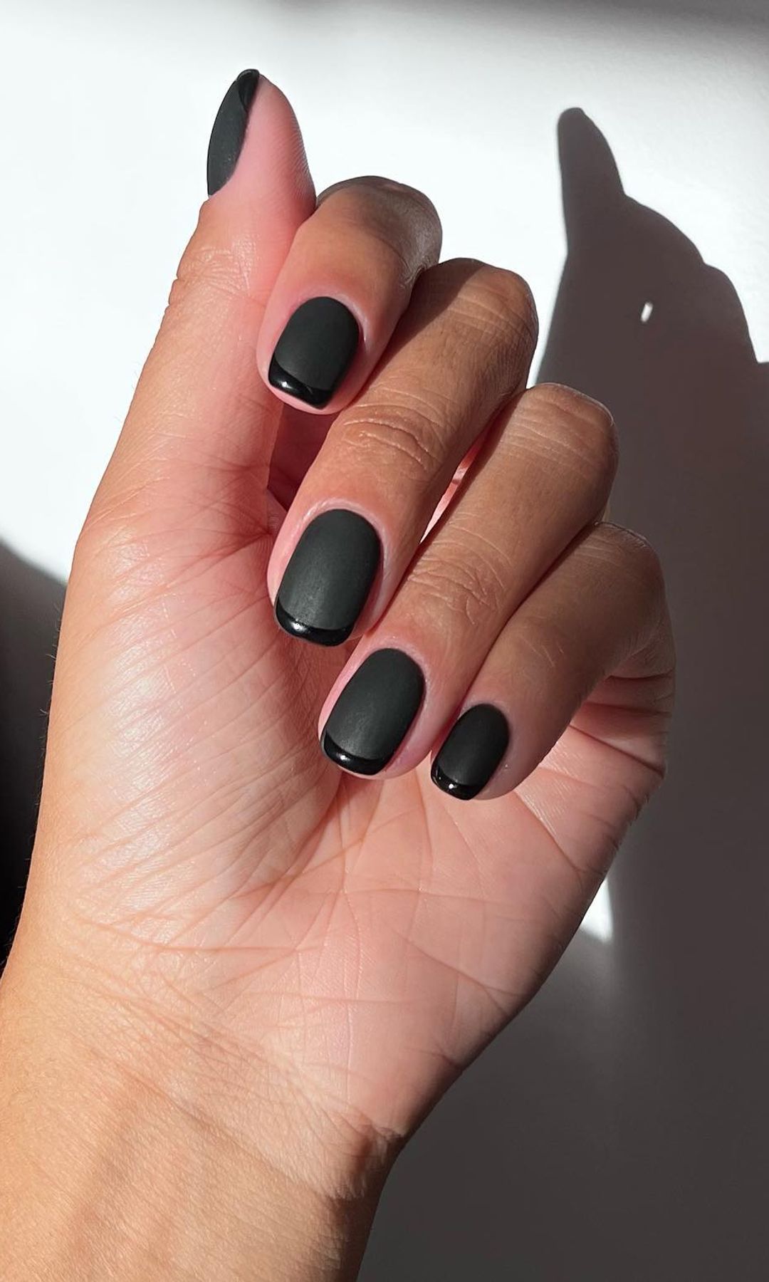 Manicura francesa en tonos negros