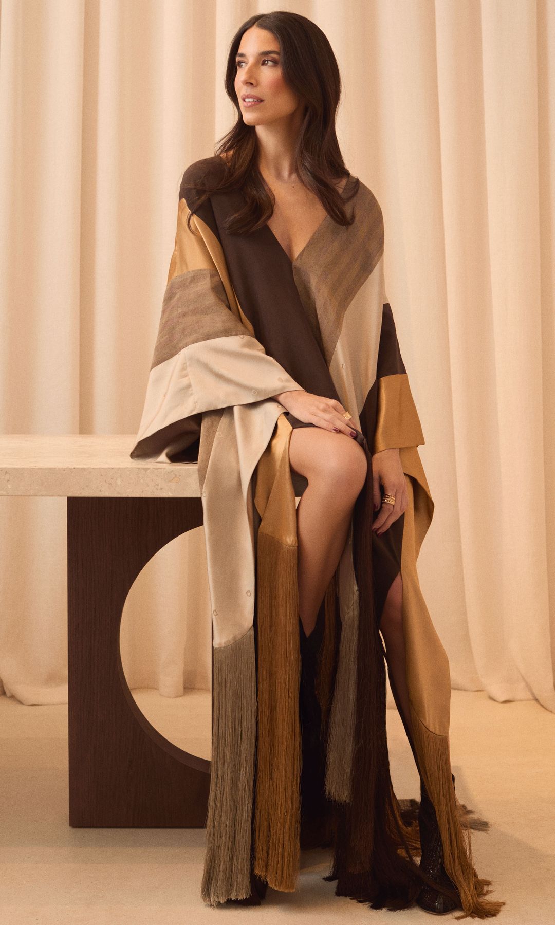 Laura Corsini, posando en una sesión, sacando a relucir su faceta como modelo