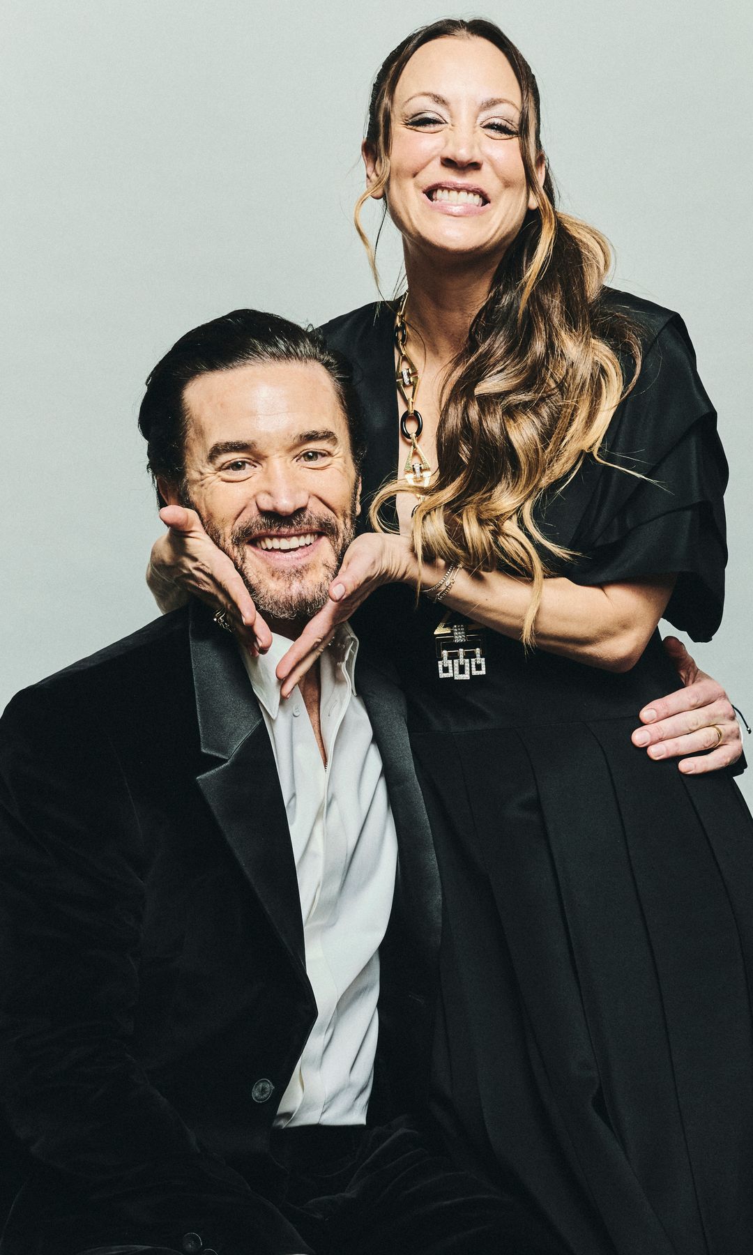 Tom Pelphrey y Kaley Cuoco en los Gotham Awards en diciembre de 2025