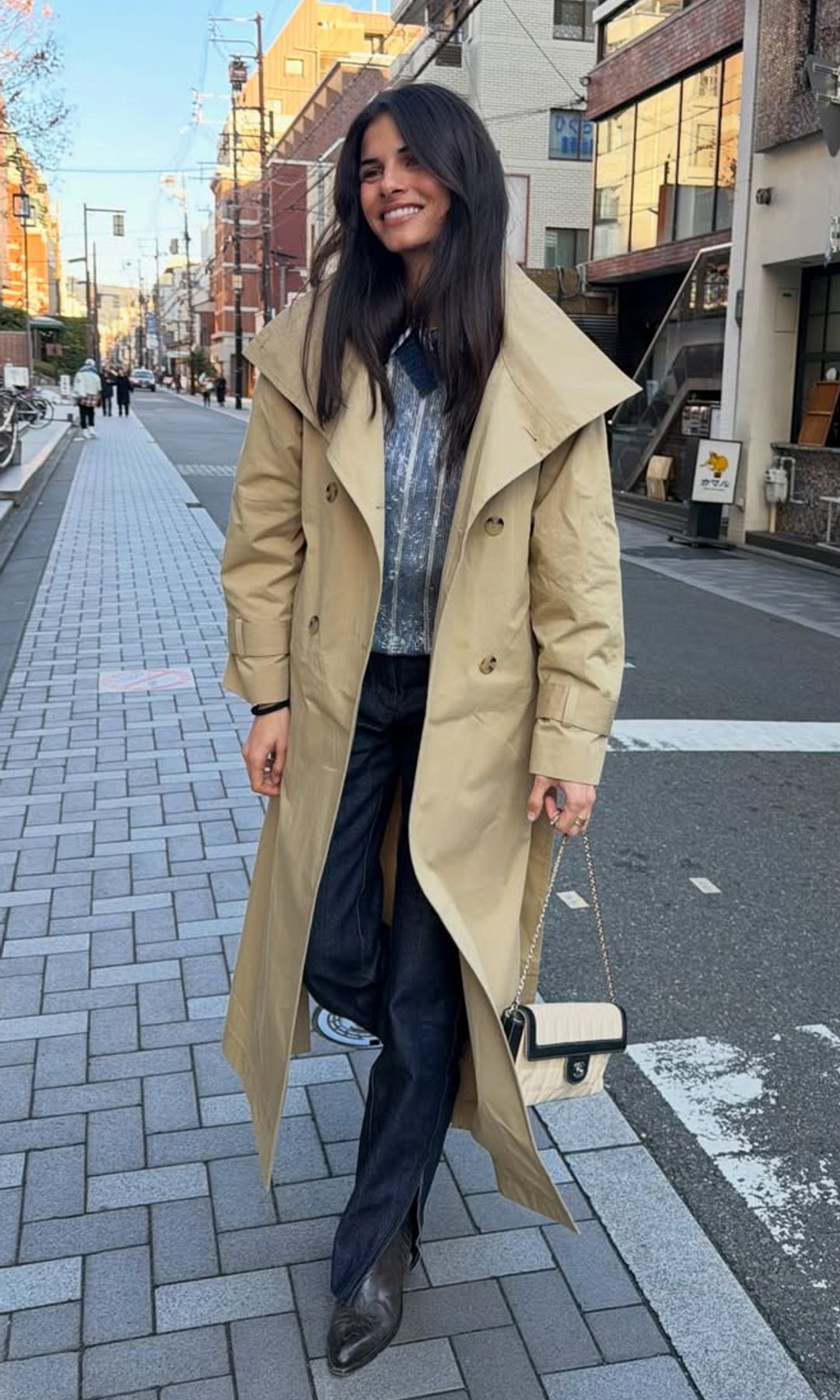 La gabardina 'oversize' con la que hemos coincidido todas las editoras de moda esta semana es perfecta para un San Isidro lluvioso