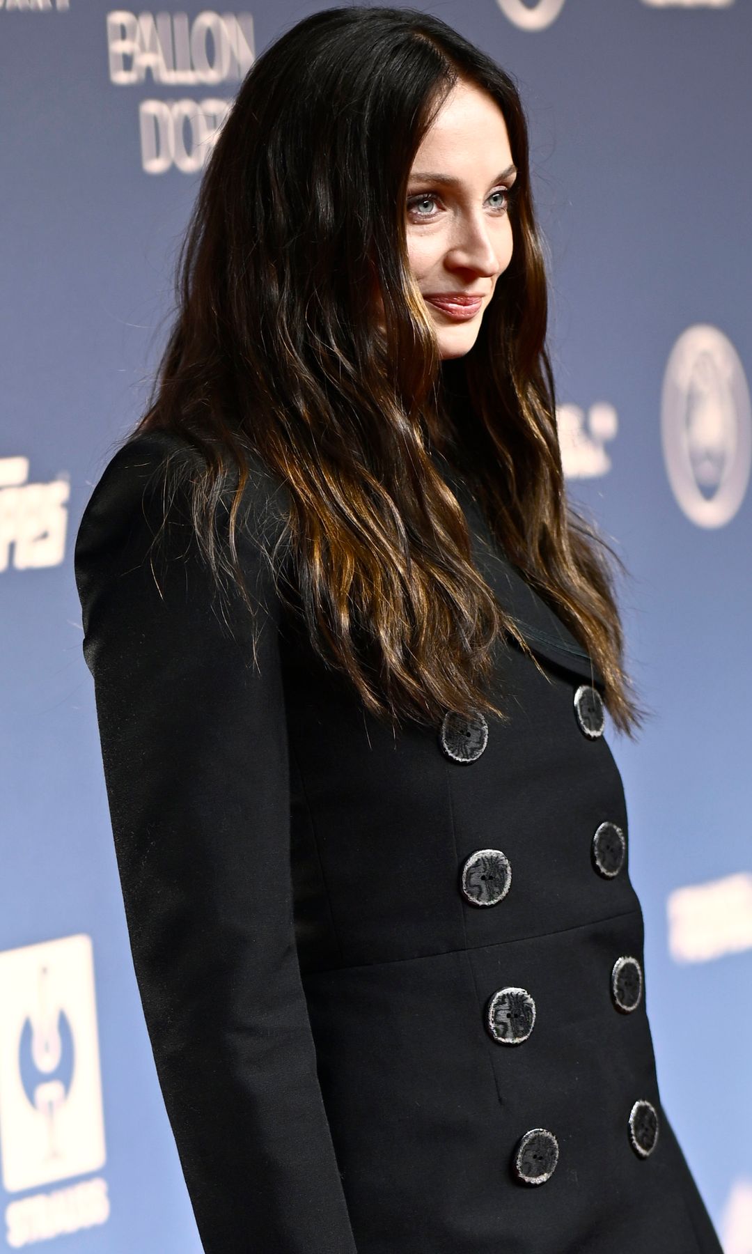 Sophie Turner en la gala del Balón de Oro 2026 con traje de chaqueta de Louis Vuitton
