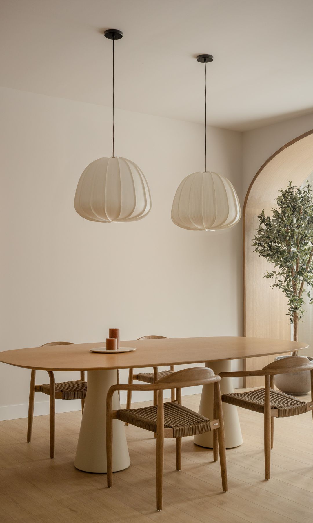 Comedor con mesa oval, diseño de IN56 interiorismo