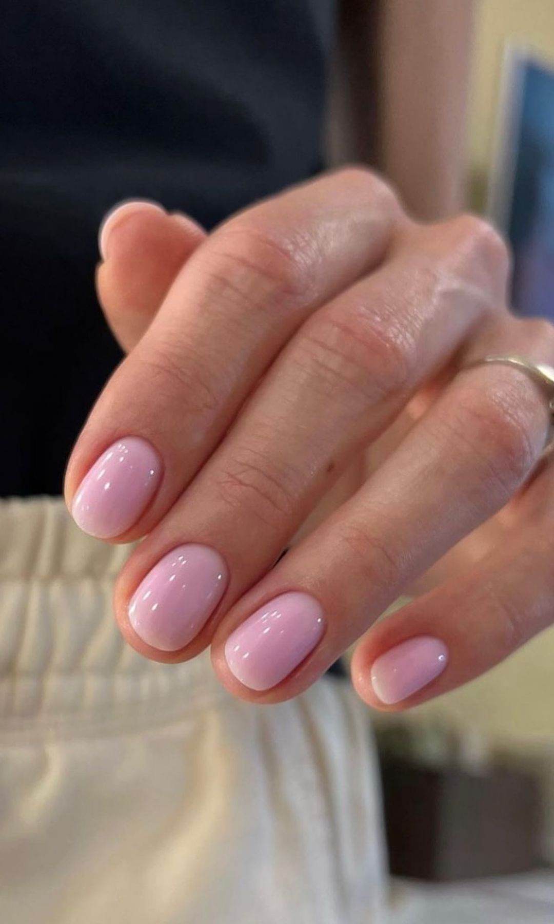 Manicura corta en rosa empolvado
