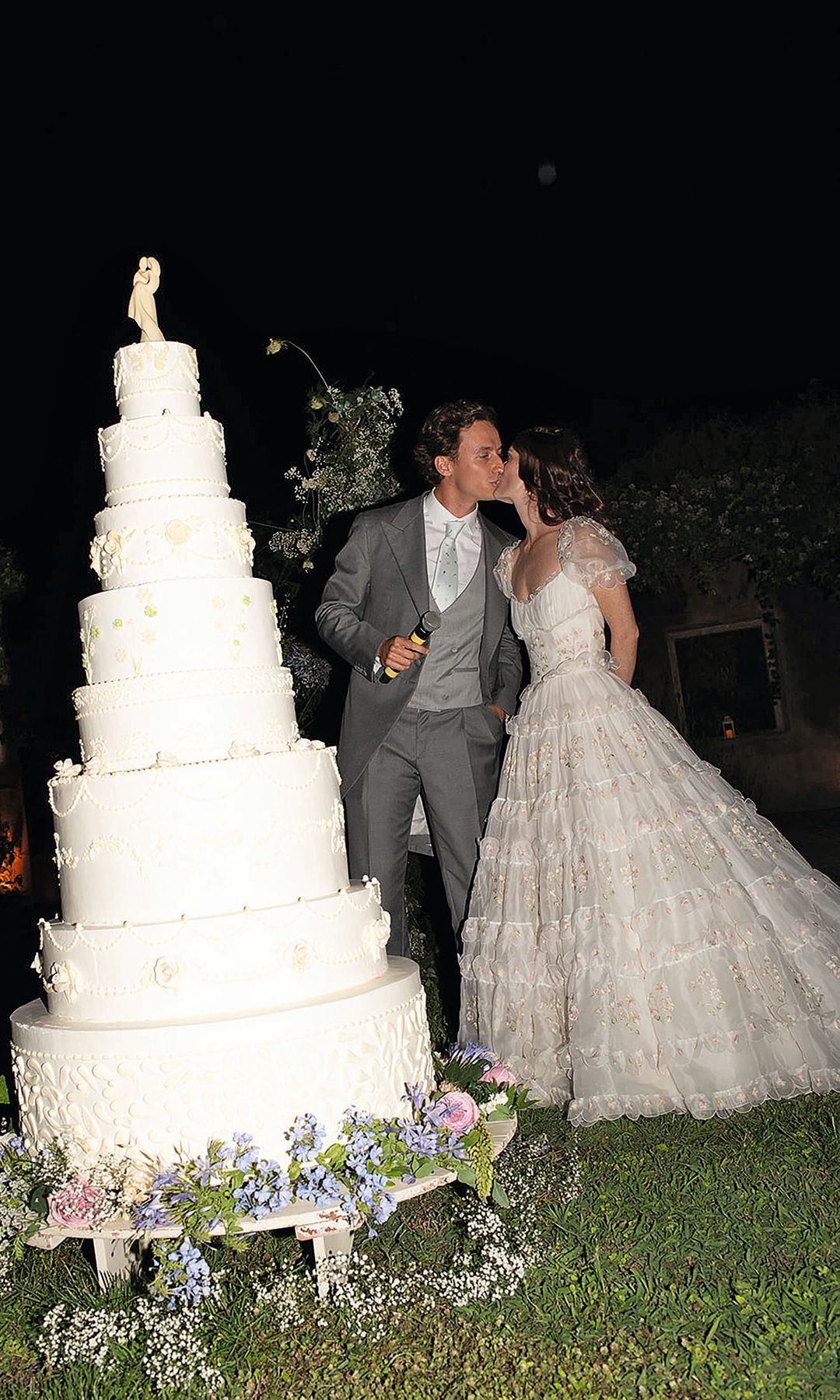 Luna Bonaccorsi, hija de la diseñadora Luisa Beccaria, y Leonardo Bormioli ante su monumental tarta nupcial de varios pisos.