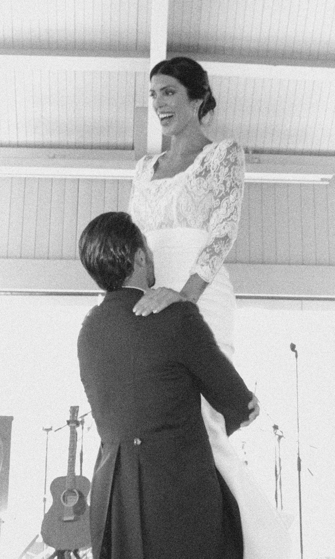 La pareja en su baile de novios 