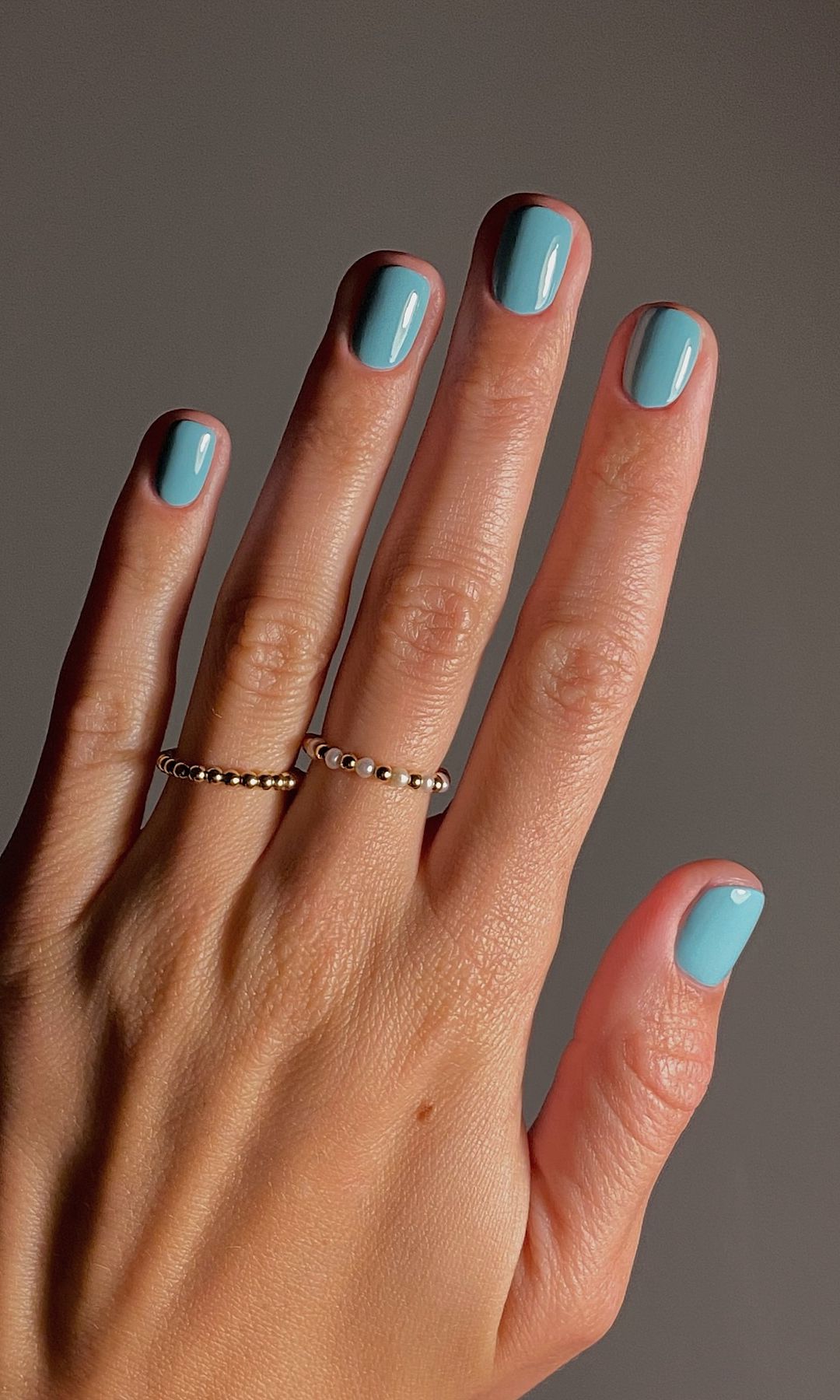 Manicura en azul turquesa