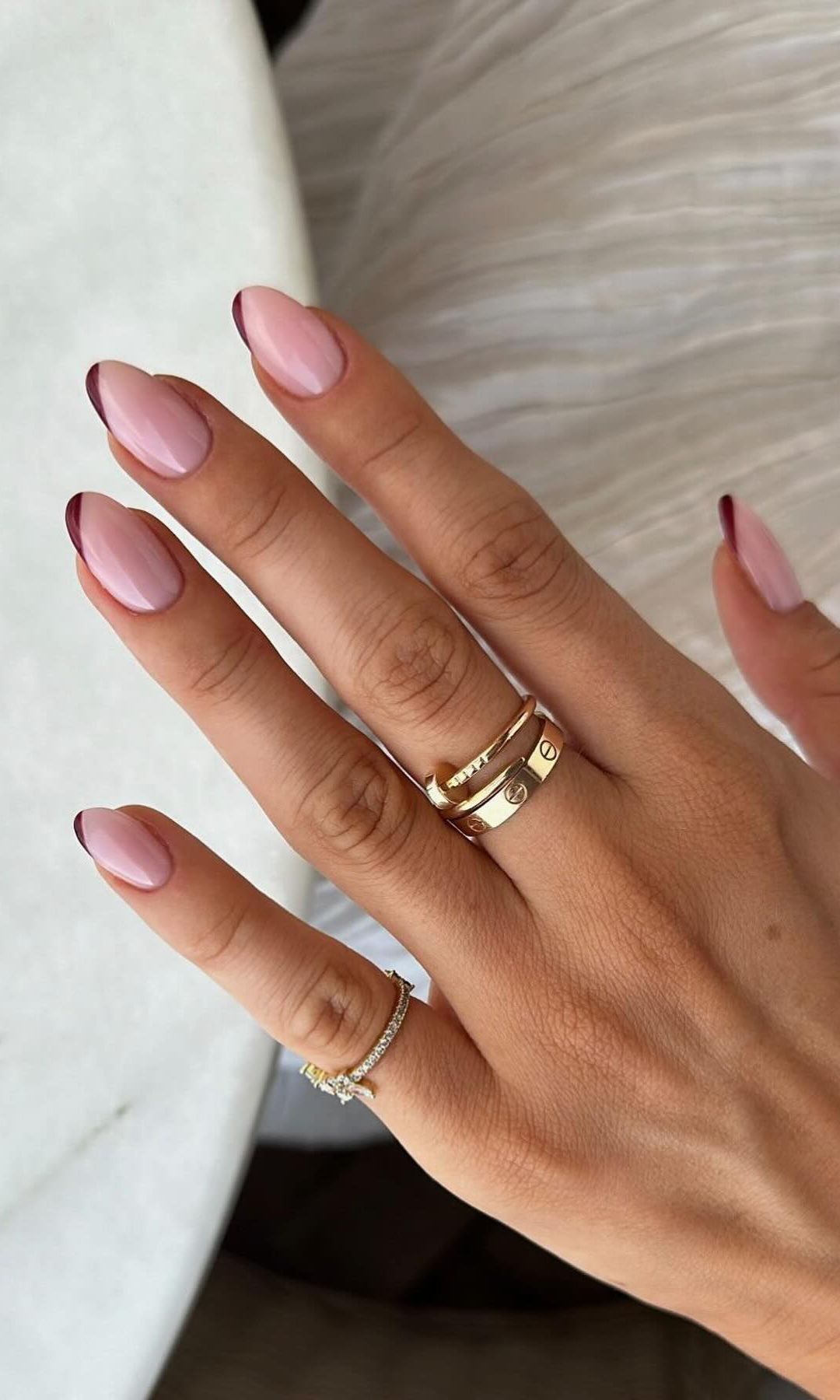 Manicura francesa con línea en la punta asimétrica