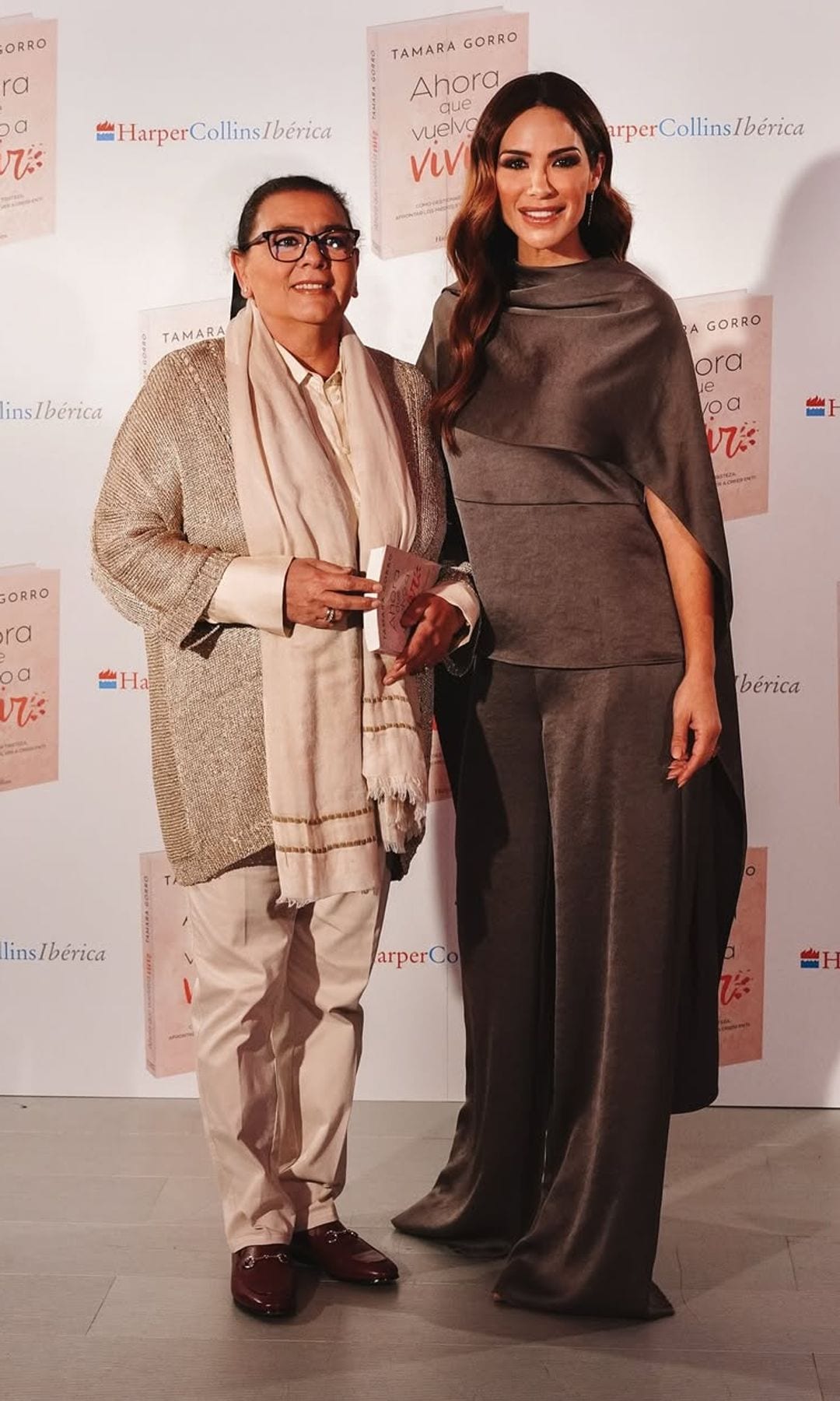 Tamara Gorro con María del Monte en la presentación de su nuevo libro