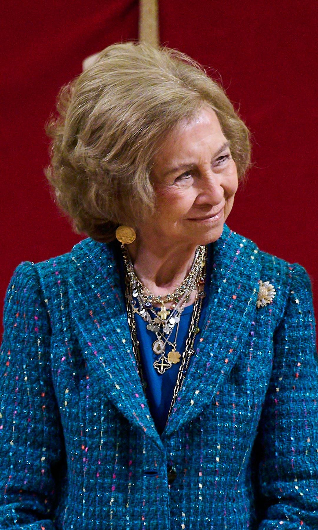 La reina Sofía con un 'layering' de collares muy actual