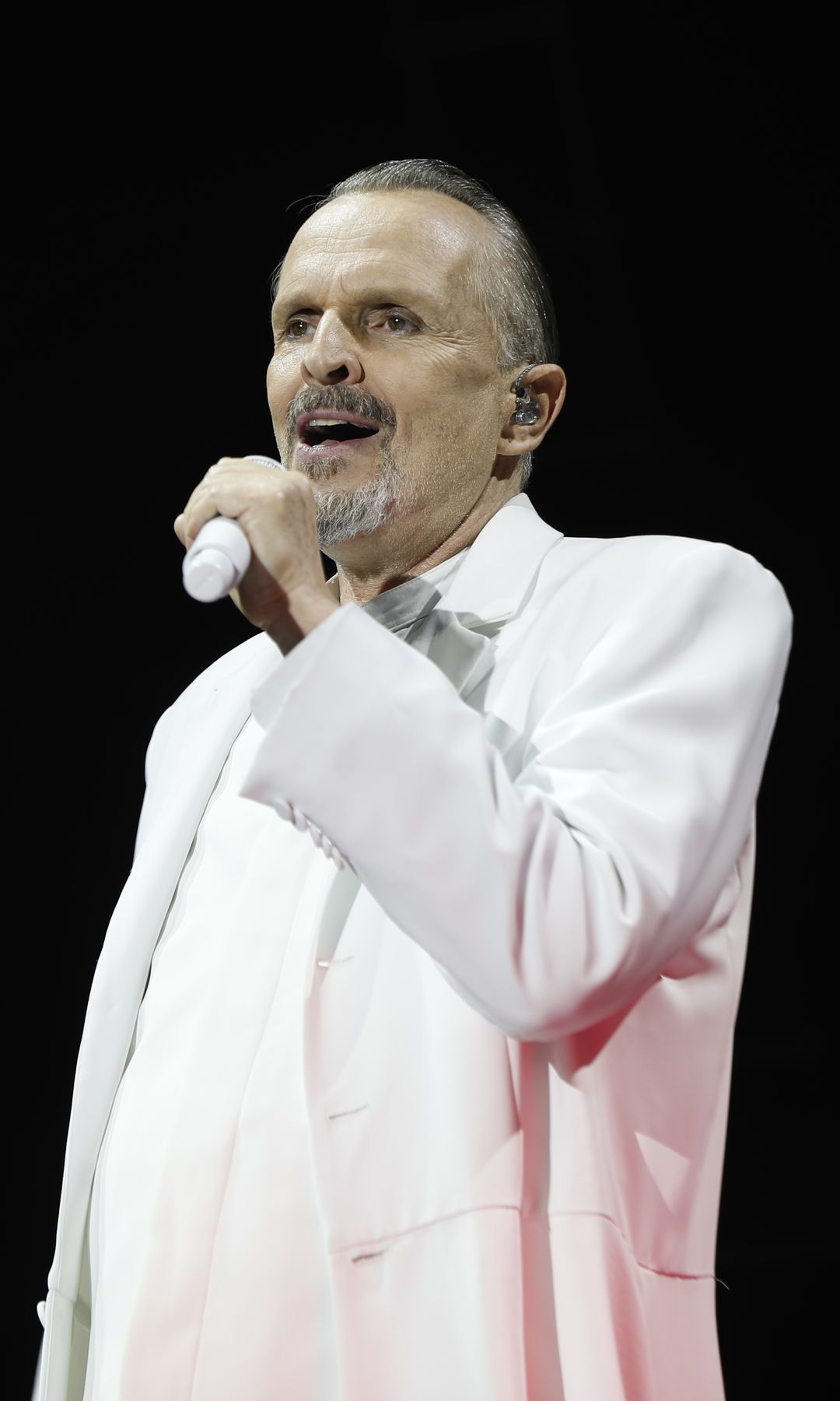 Miguel Bosé en su concierto en Madrid el 1 de julio de 2025 