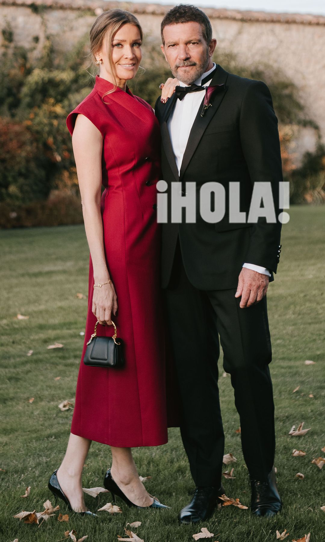 El actor Antonio Banderas estuvo acompañado por su pareja actual, Nicole Kimpel, con quien comparte su vida desde hace más de una década. La empresaria eligió un vestido de Dior en rojo y cruzado, con bolso y "stilettos" en negro, de la "maison" francesa