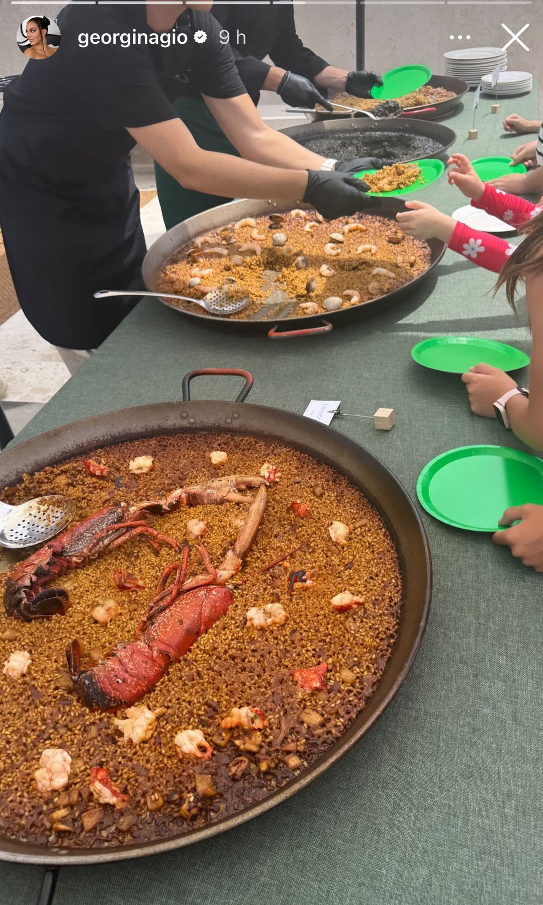 En el cumpleaños de los niños hubo comida tradicional, como cazuelas con arroz y paellas.