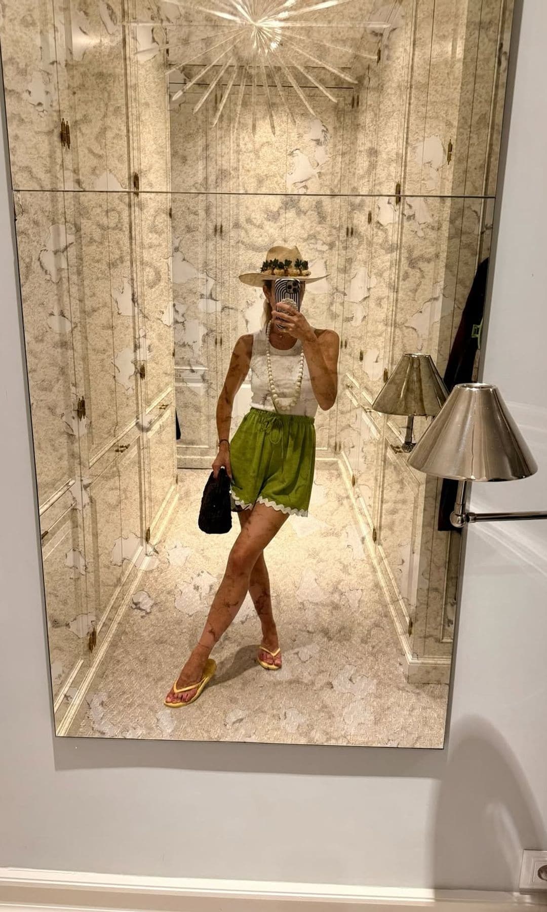 Inés de Cominges con vestido estampado y sombrero en su escapada familiar al campo
