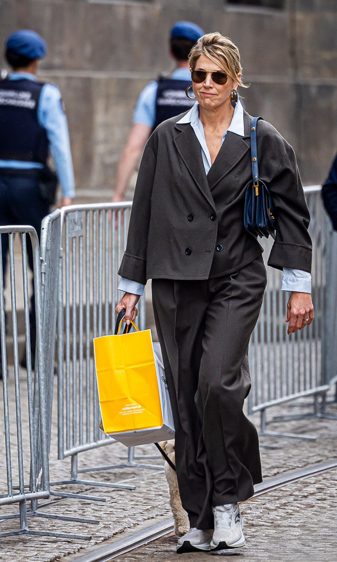 Máxima de holanda paseando por las calles de Amsterdam