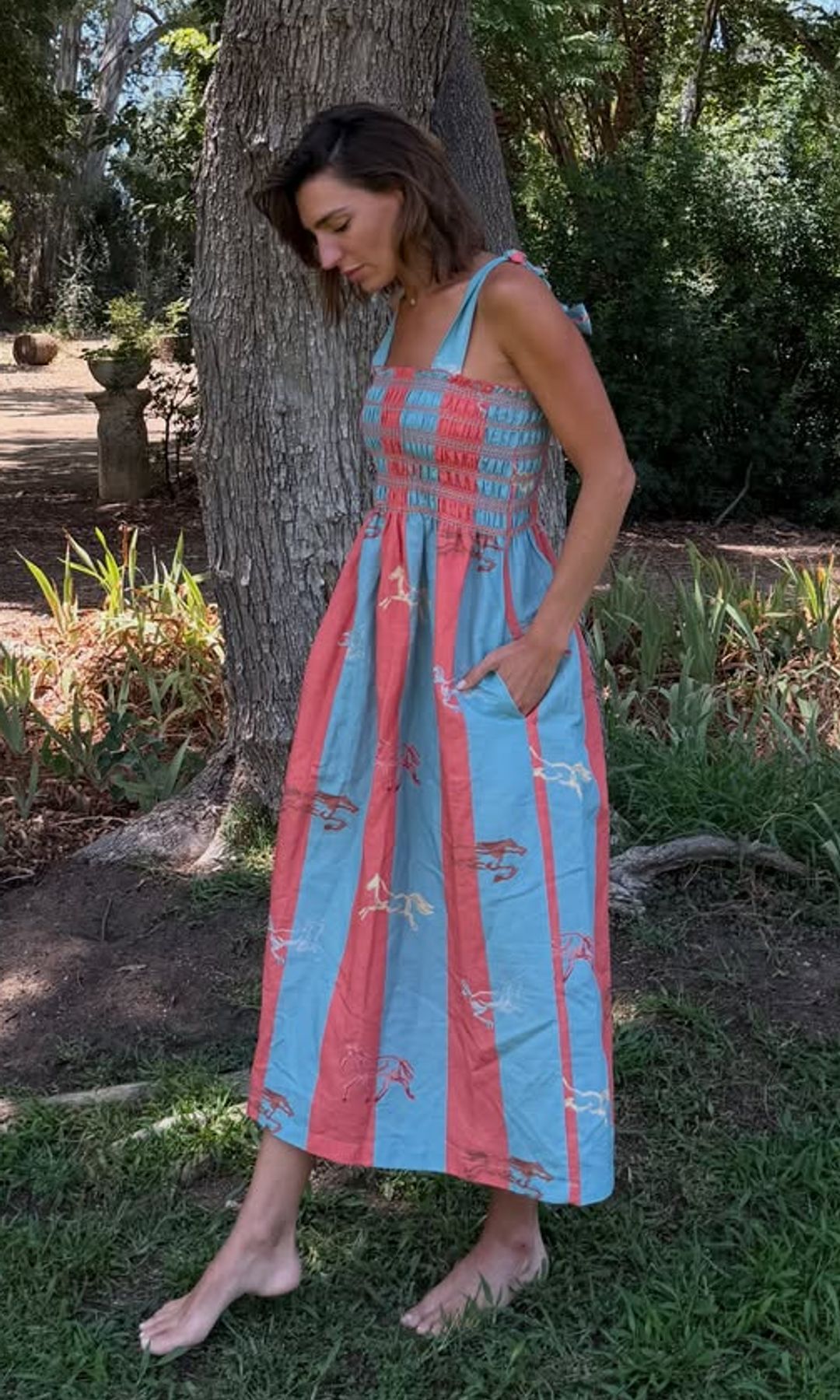 Eugenia Osborne vuelve a su casa de la infancia en Jerez con el vestido de rayas perfecto para los días de calor