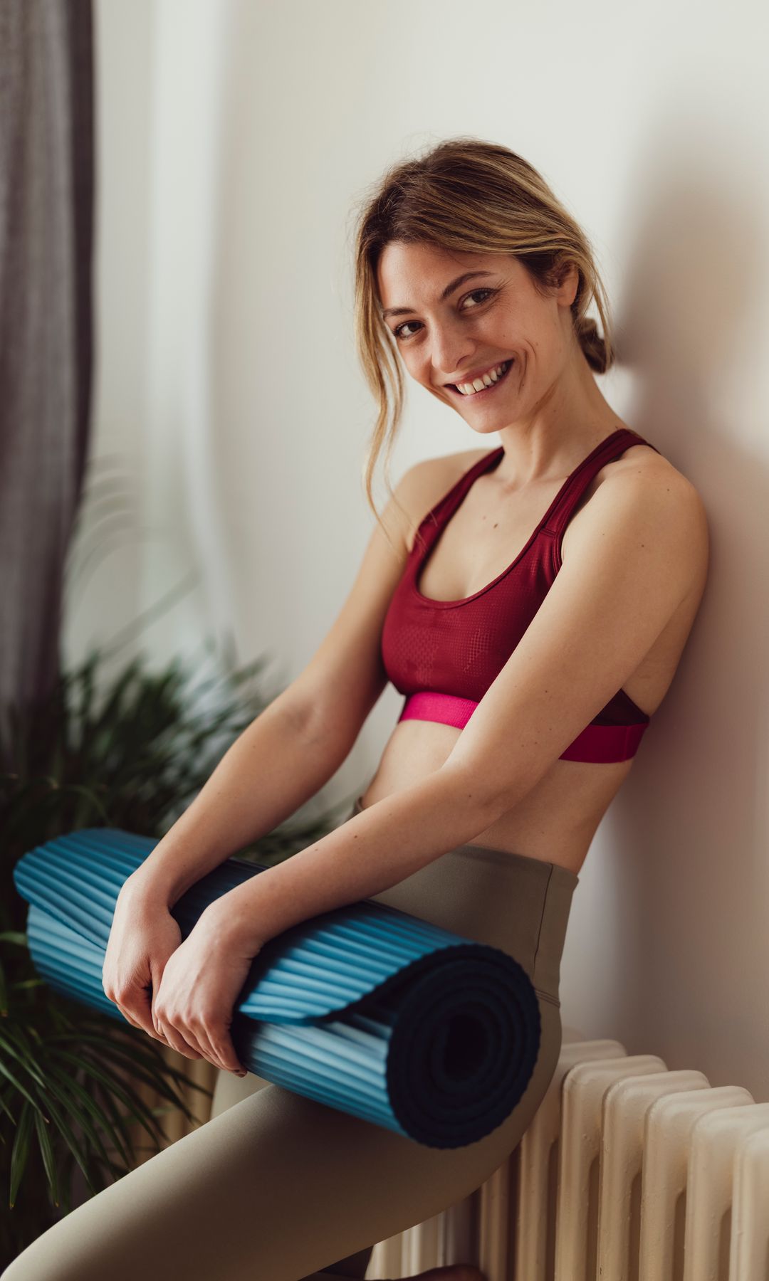 Mujer con una esterilla de yoga