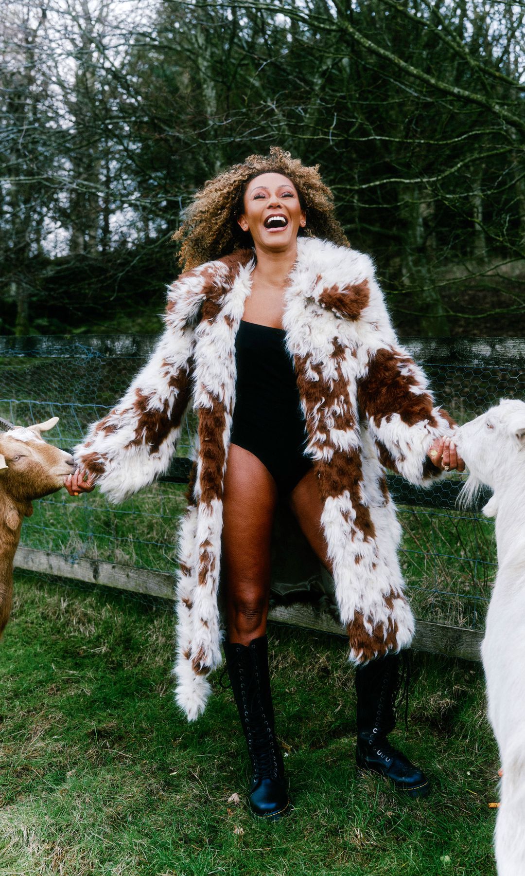 Mel B posa para HOLA en el interior de su casa familiar
