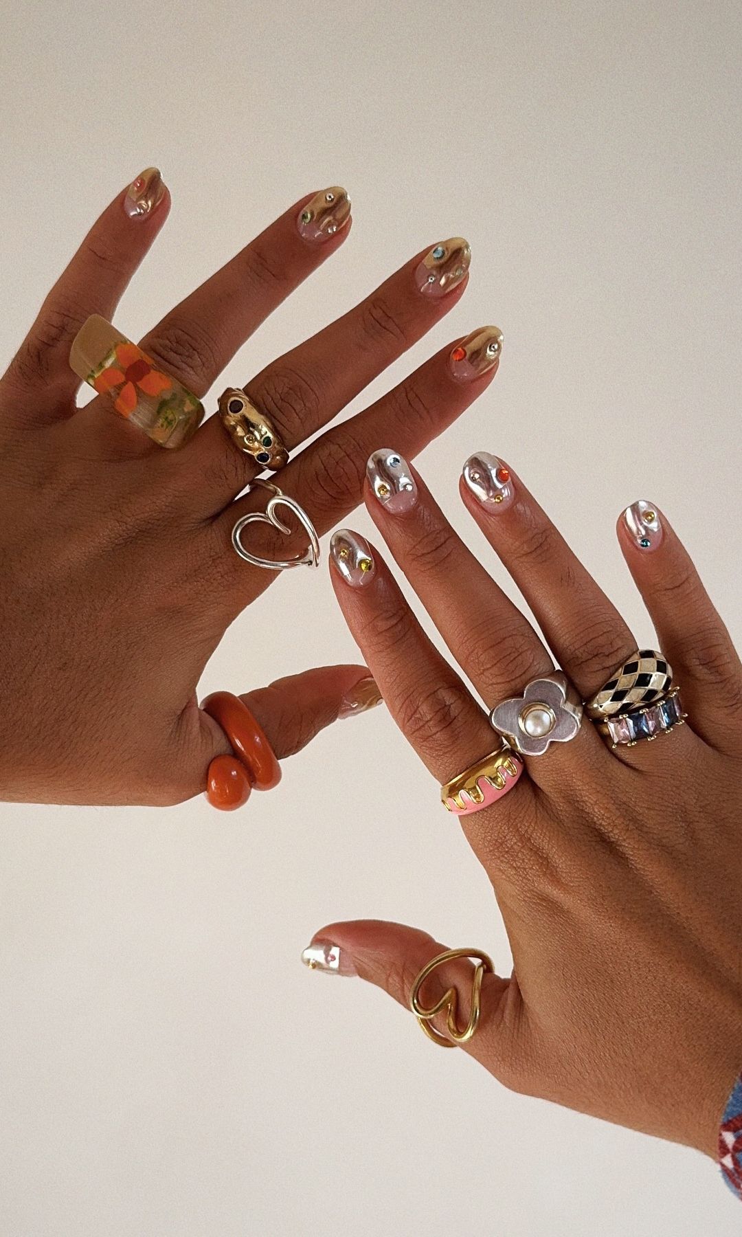Manicura dorada y plateada con brillo de colores