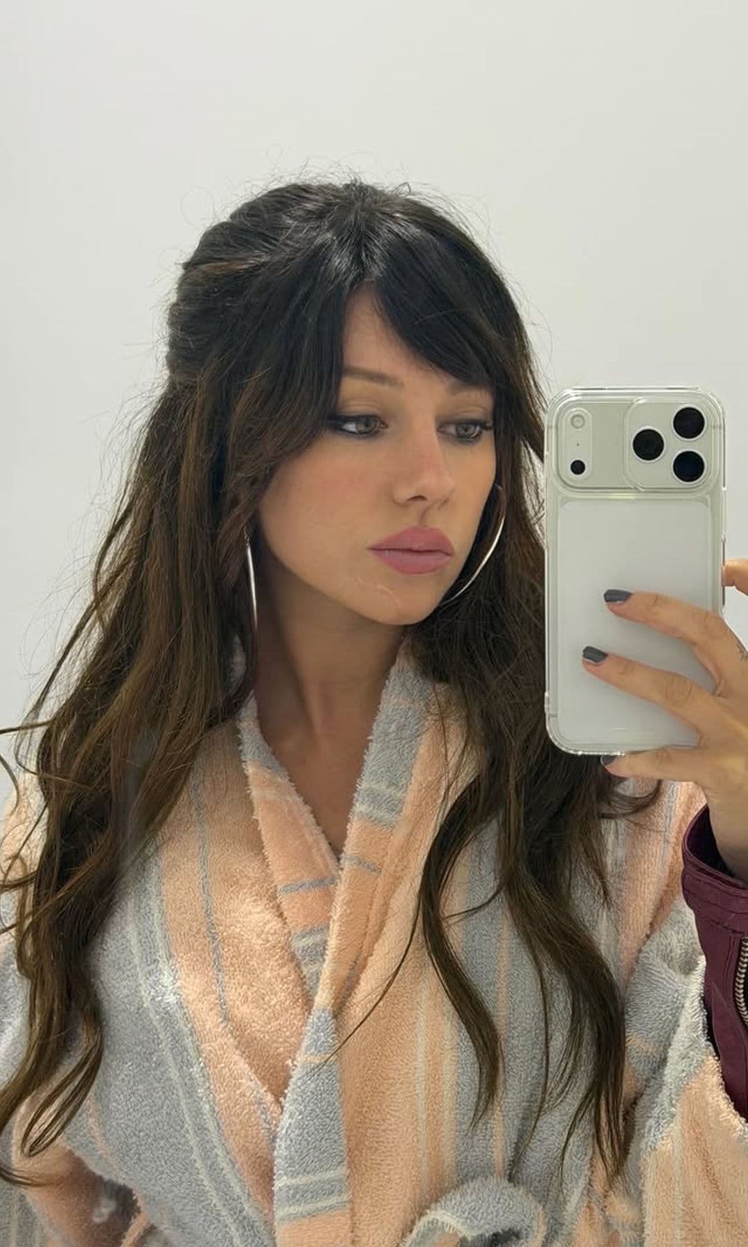 Ester Expósito estrena pelo castaño con melena XL y flequillo